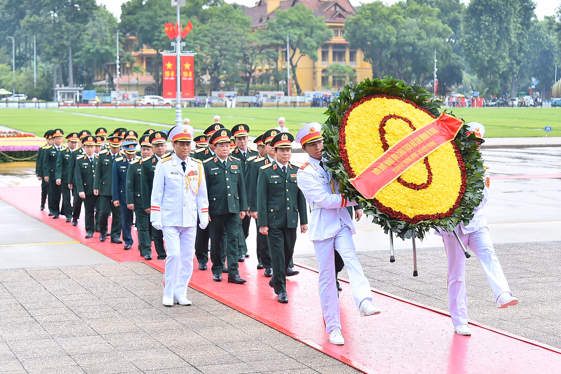 Đoàn đại biểu Quân ủy Trung ương-Bộ Quốc phòng vào Lăng viếng Chủ tịch Hồ Chí Minh. Đoàn đại biểu Quân ủy Trung ương-Bộ Quốc phòng vào Lăng viếng Chủ tịch Hồ Chí Minh.
