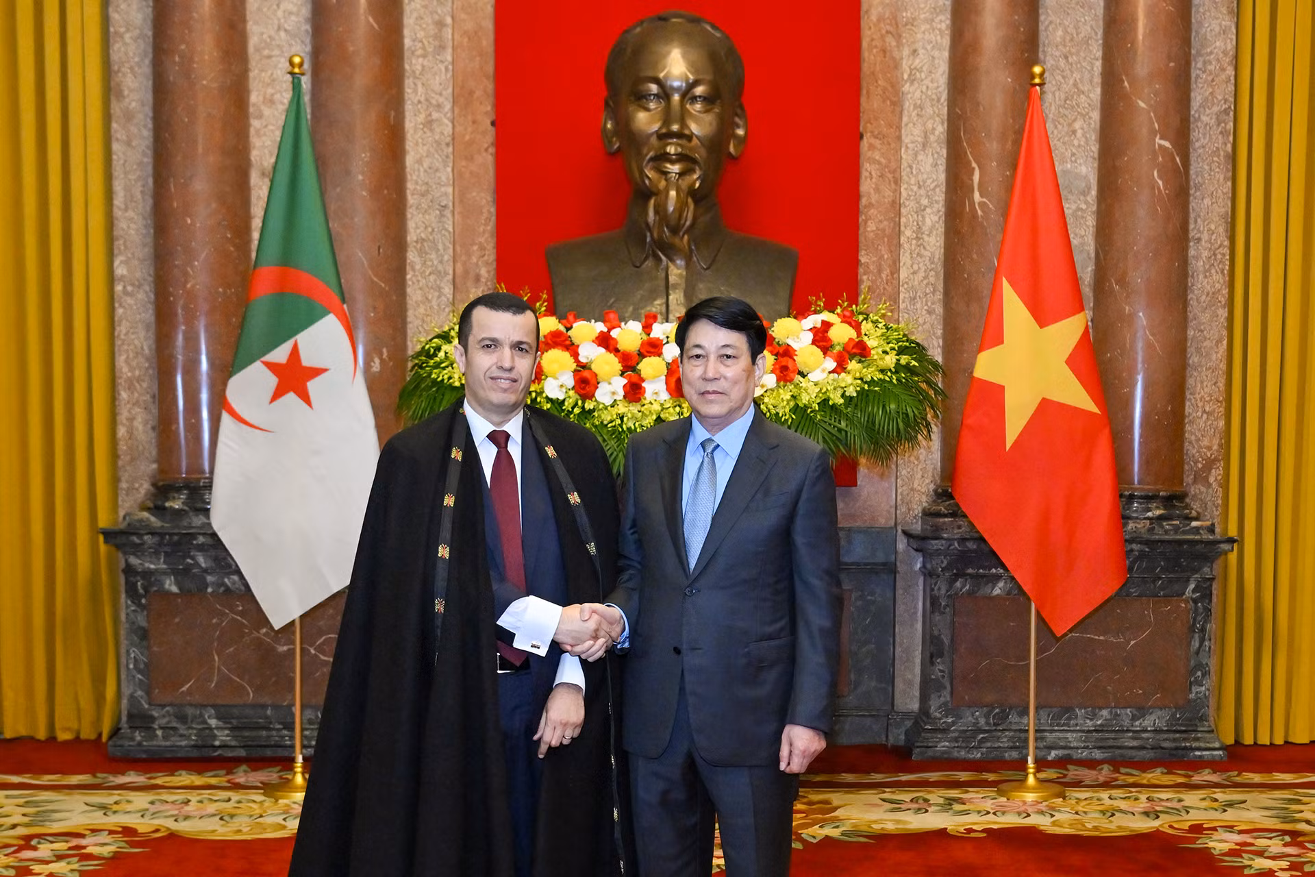 Chủ tịch nước Lương Cường và Đại sứ Cộng hòa Algeria Dân chủ và Nhân dân tại Việt Nam Azeddine Bechka tại lễ trình Quốc thư.