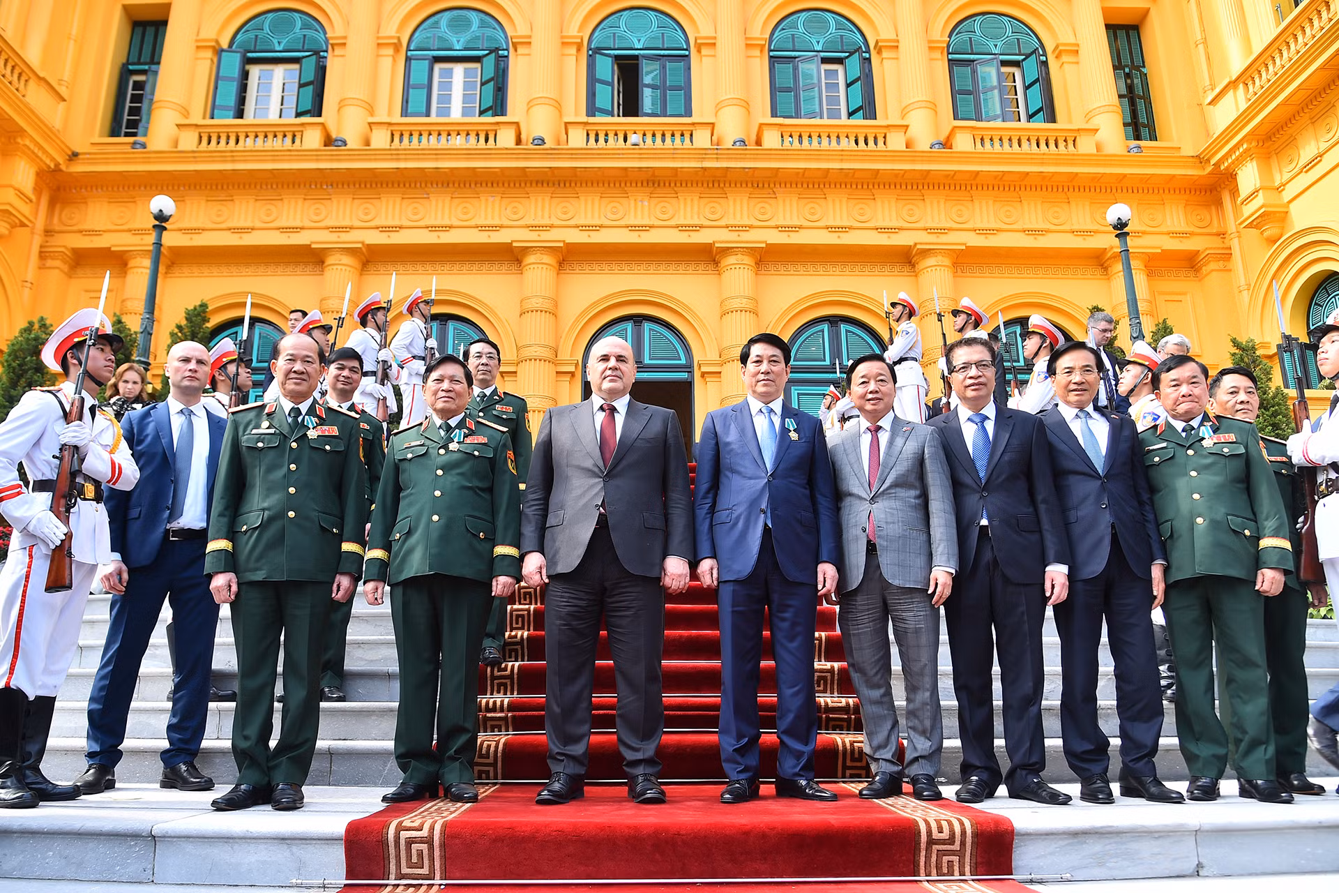 Chủ tịch nước Lương Cường và Thủ tướng Nga Mikhail Vladimirovich Mishustin cùng các đại biểu tại buổi lễ trao Huân chương Hữu nghị của Nhà nước Liên bang Nga tại Phủ Chủ tịch.