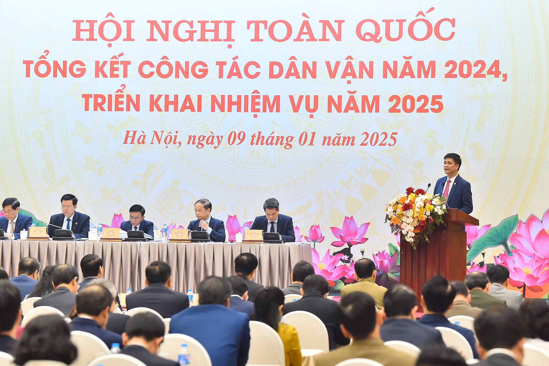 Chủ tịch Công đoàn Viên chức Việt Nam Ngọ Duy Hiểu trình bày tham luận.
