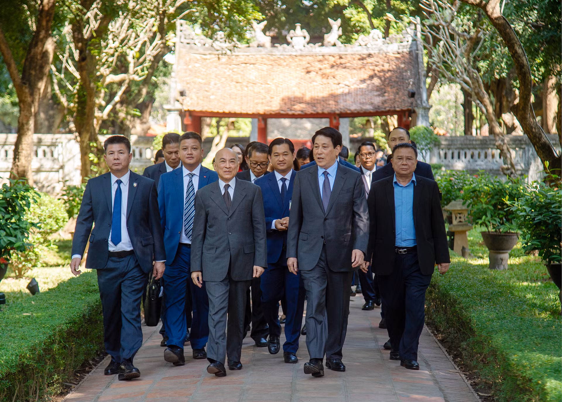 Chủ tịch nước Lương Cường tiễn Quốc vương Campuchia Norodom Sihamoni sau buổi thưởng trà tại Di tích Quốc gia đặc biệt Văn Miếu-Quốc Tử Giám.