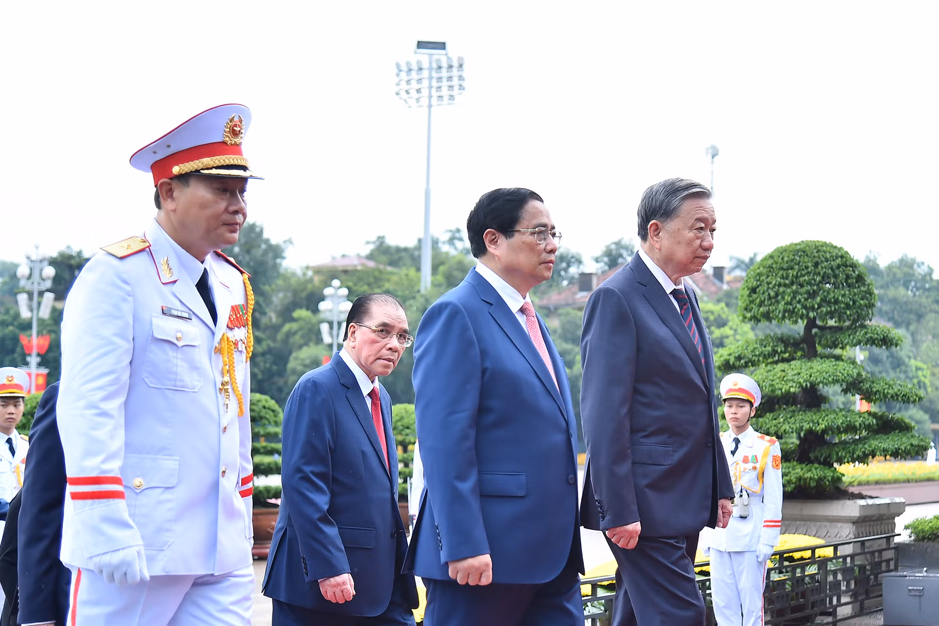 Tổng Bí thư, Chủ tịch nước Tô Lâm, Thủ tướng Phạm Minh Chính và Đoàn đại biểu vào Lăng viếng Chủ tịch Hồ Chí Minh. Tổng Bí thư, Chủ tịch nước Tô Lâm, Thủ tướng Phạm Minh Chính và Đoàn đại biểu vào Lăng viếng Chủ tịch Hồ Chí Minh.