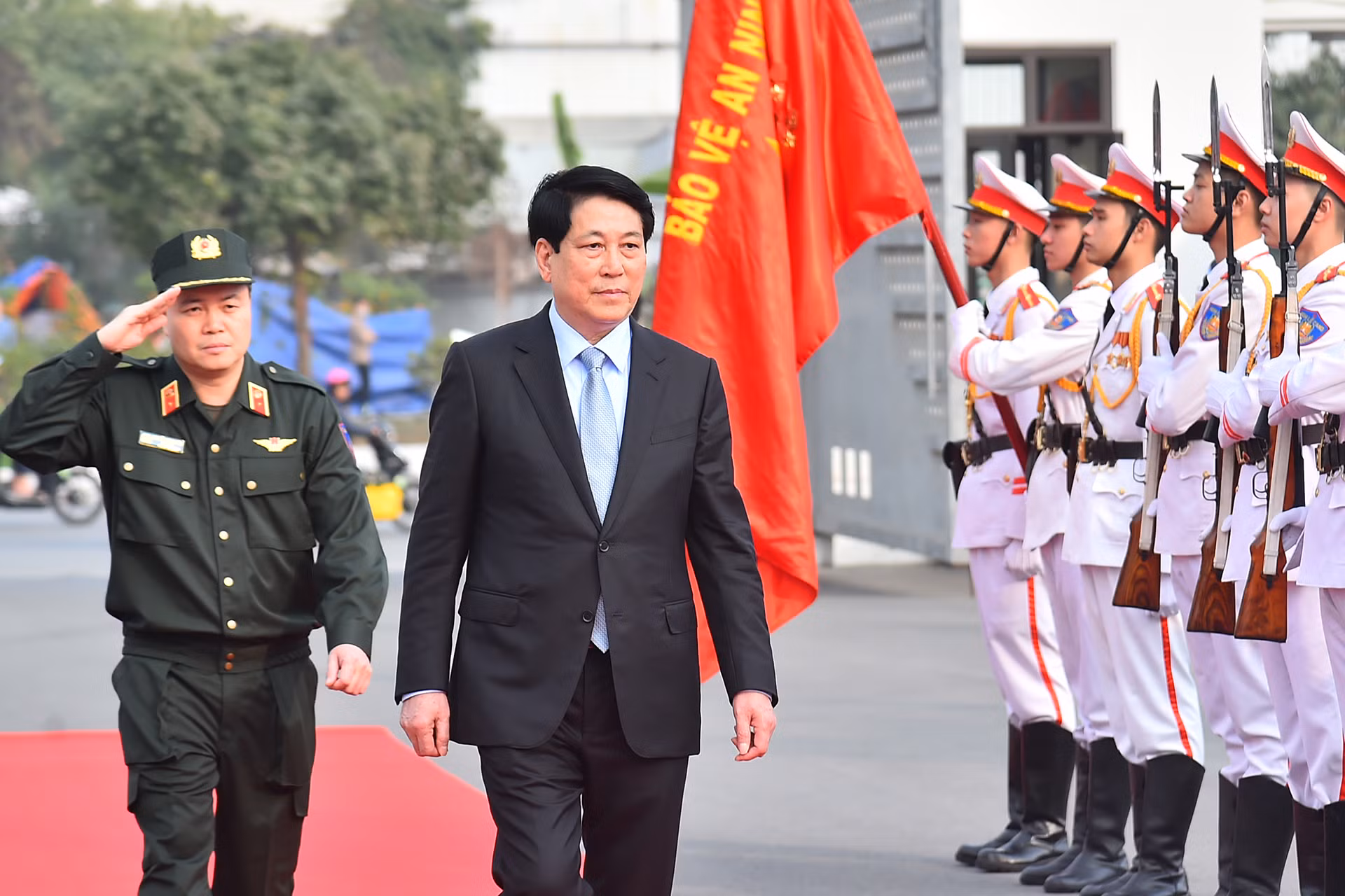 Chủ tịch nước Lương Cường duyệt Đội Danh dự tại buổi lễ. Chủ tịch nước Lương Cường duyệt Đội Danh dự tại buổi lễ.