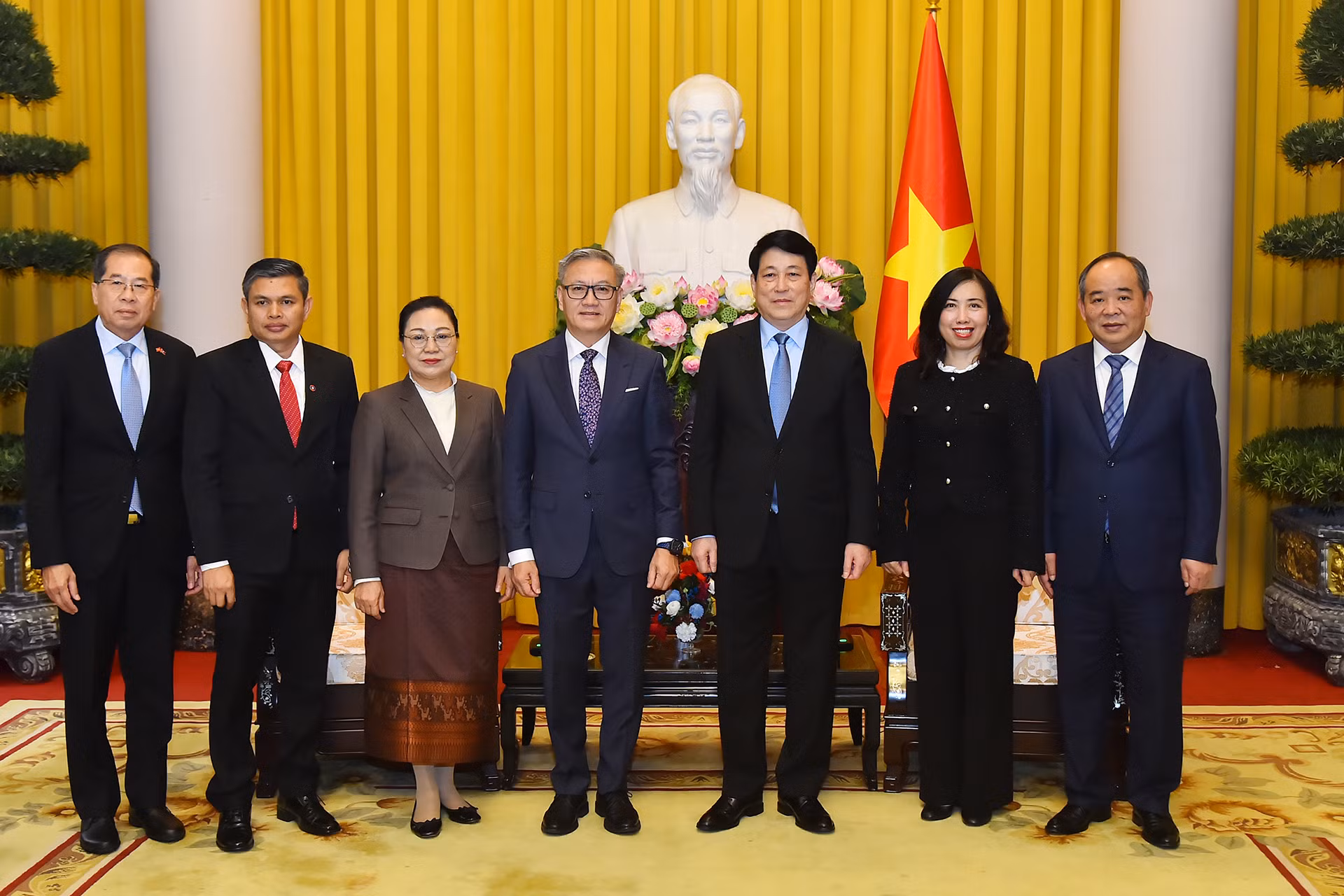 Chủ tịch nước Lương Cường, Bộ trưởng Ngoại giao Lào Thongsavanh Phomvihane cùng các đại biểu tại buổi tiếp.