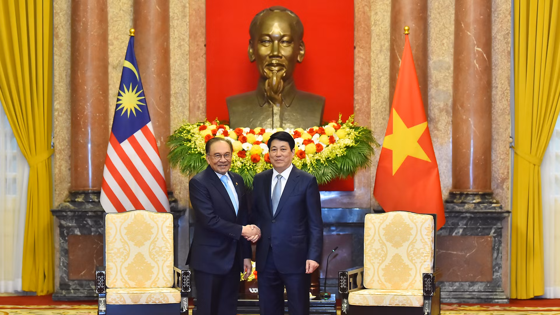Chủ tịch nước Lương Cường và Thủ tướng Malaysia Anwar Ibrahim.