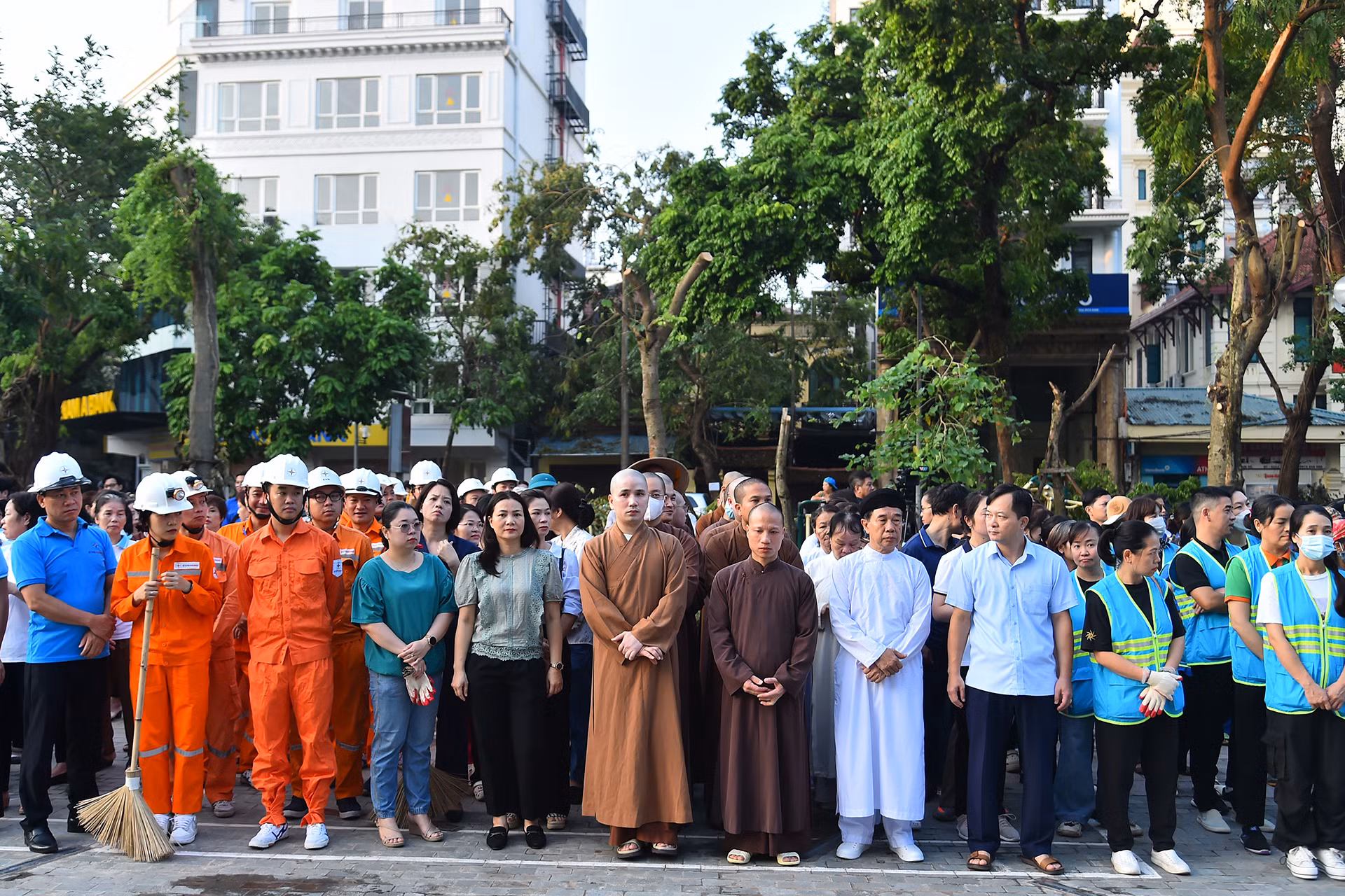 Lễ phát động toàn dân tham gia tổng vệ sinh môi trường, khắc phục hậu quả cơn bão số 3 có sự tham gia của các tầng lớp nhân dân Thủ đô Hà Nội.