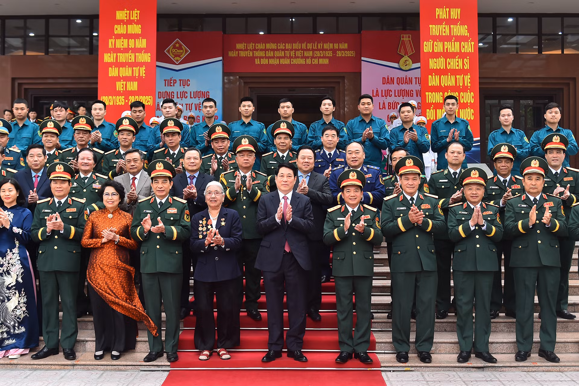 Chủ tịch nước Lương Cường với các đại biểu tại lễ kỷ niệm.