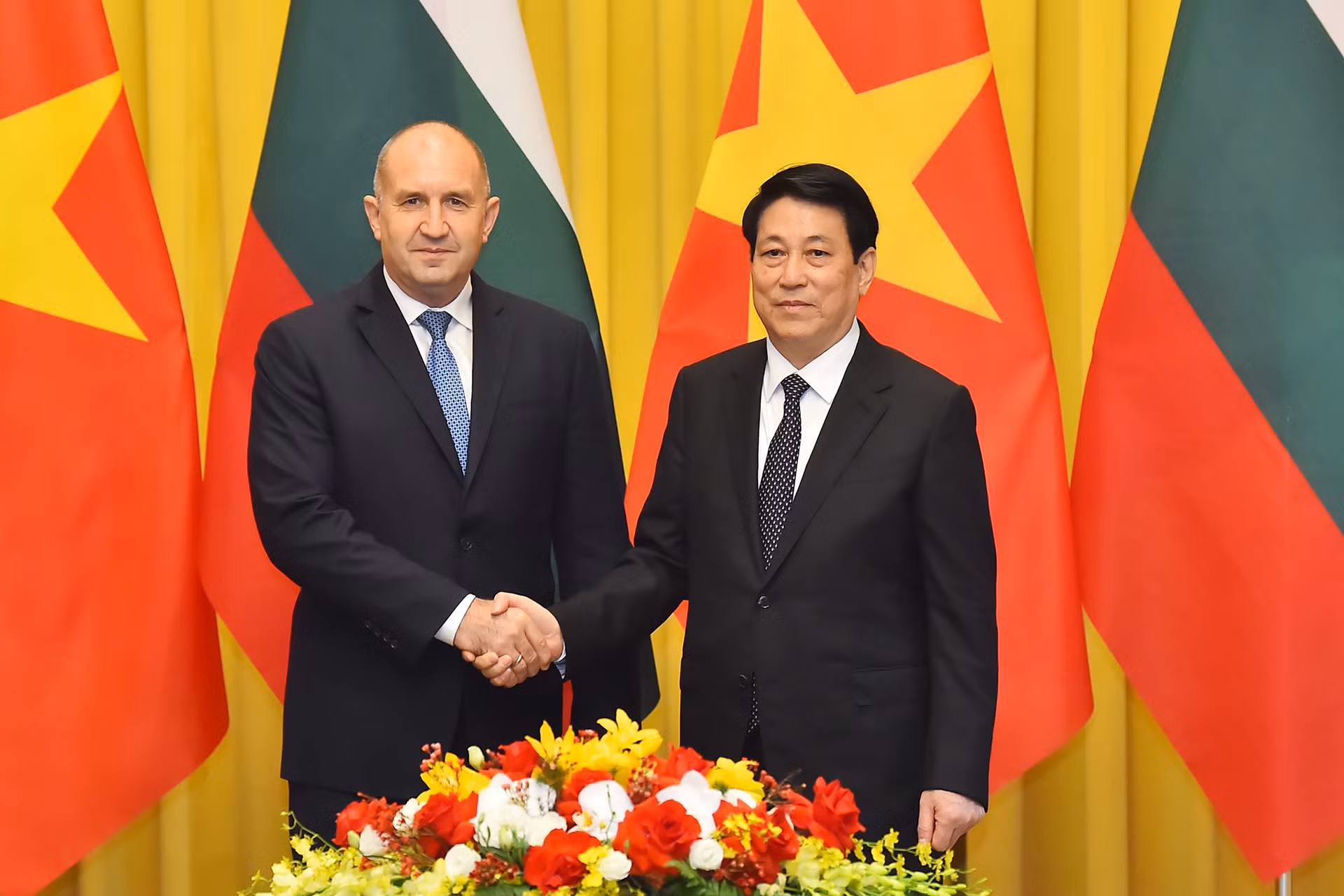Chủ tịch nước Lương Cường và Tổng thống Bulgaria Rumen Radev tại hội đàm. Chủ tịch nước Lương Cường và Tổng thống Bulgaria Rumen Radev tại hội đàm.