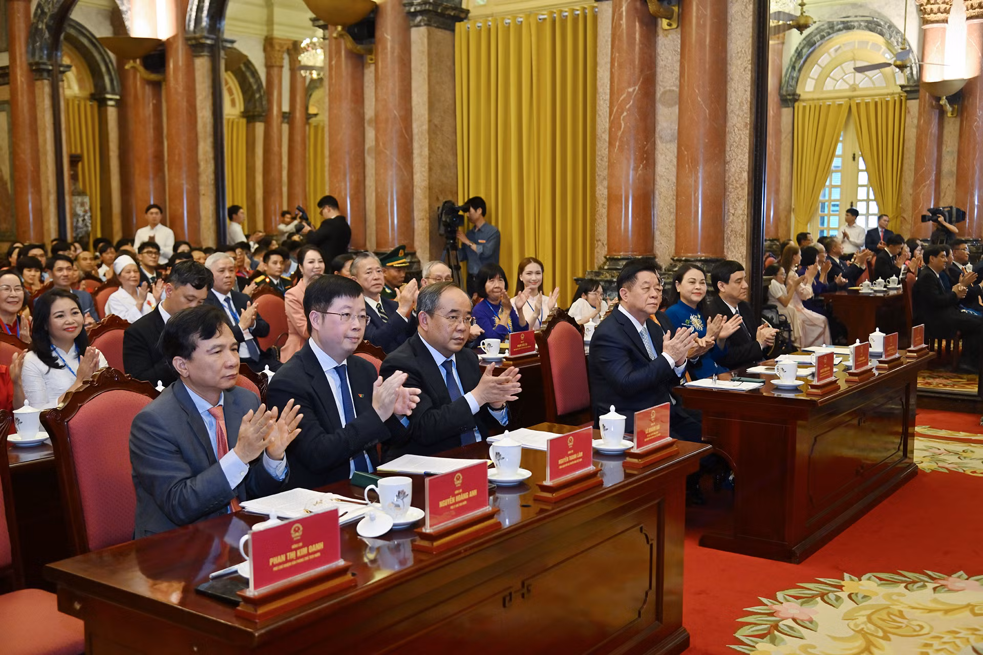 Trưởng Ban Tuyên giáo và Dân vận Trung ương Nguyễn Trọng Nghĩa cùng các đại biểu tại buổi gặp mặt.