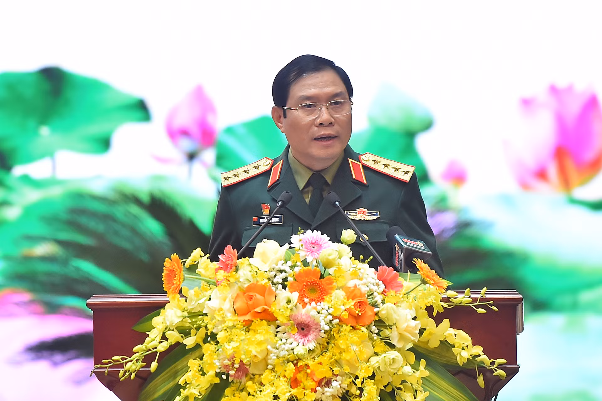 Tổng Tham mưu trưởng Quân đội nhân dân Việt Nam Nguyễn Tân Cương trình bày báo cáo tại hội nghị. Tổng Tham mưu trưởng Quân đội nhân dân Việt Nam Nguyễn Tân Cương trình bày báo cáo tại hội nghị.