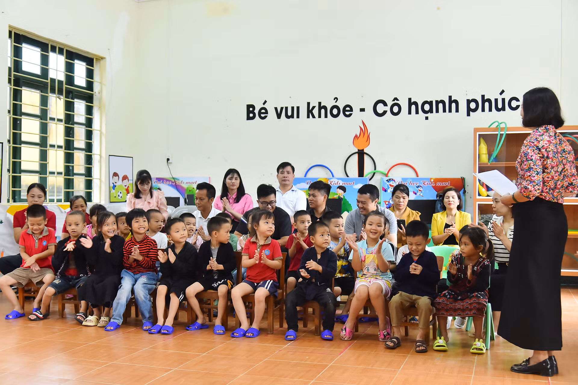 Lễ trao quà, tặng Trường mầm non Hợp Thành diễn ra trong không khí ấm áp, thân mật.