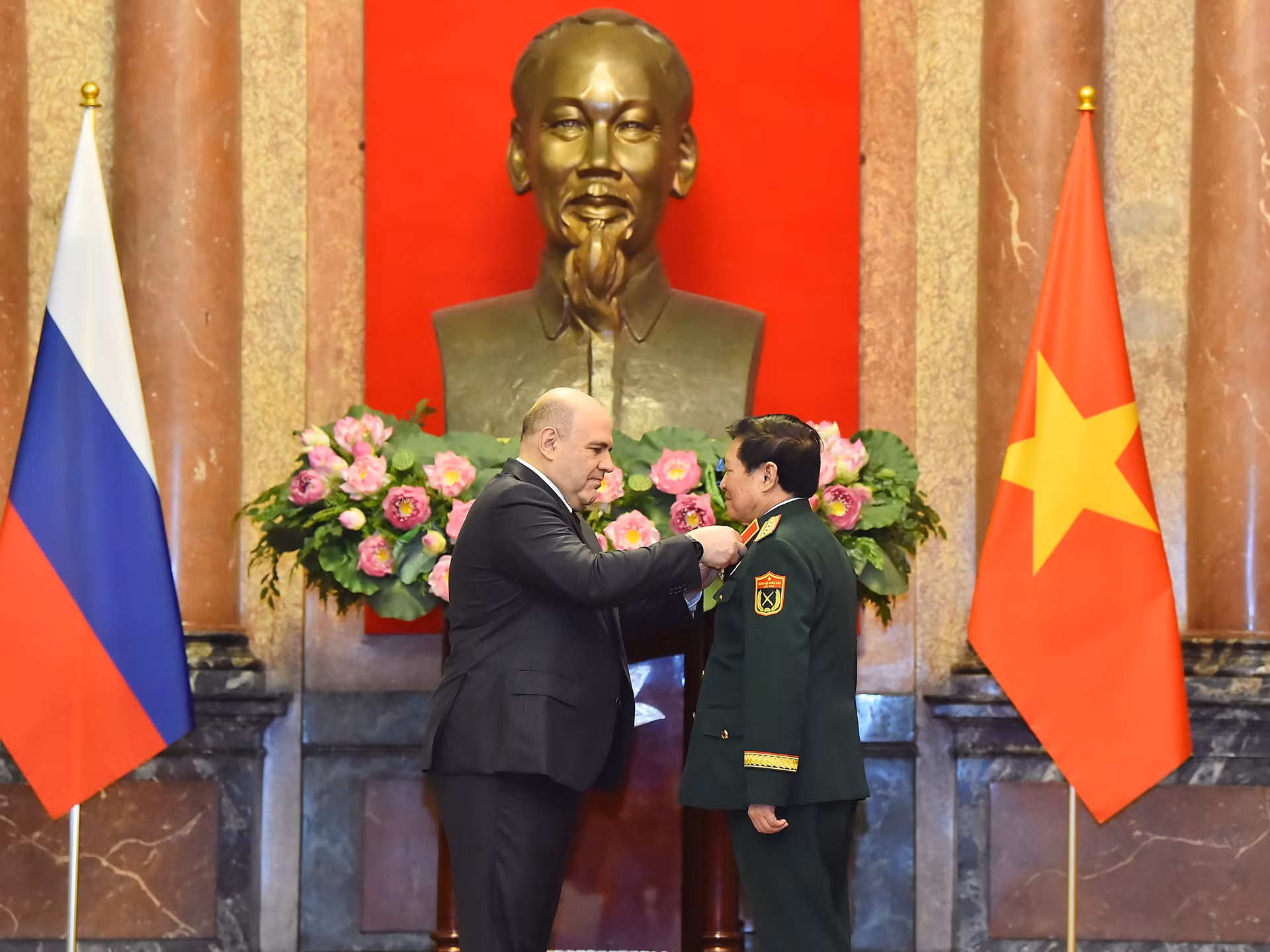Thủ tướng Nga Mikhail Vladimirovich Mishustin trao Huân chương Hữu nghị của Nhà nước Liên bang Nga tặng Đại tướng Ngô Xuân Lịch, nguyên Ủy viên Bộ Chính trị, nguyên Bộ trưởng Quốc phòng.