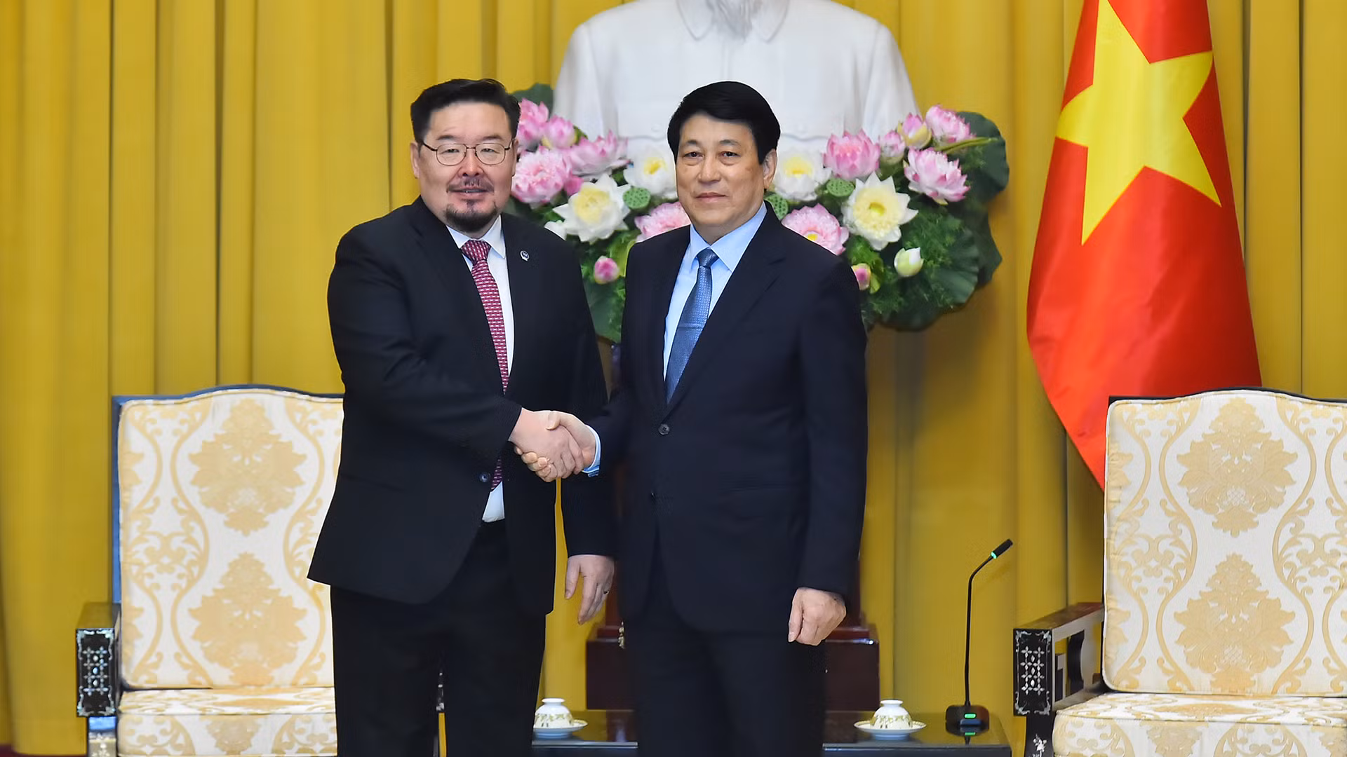 Chủ tịch nước Lương Cường và Chánh Văn phòng Tổng thống Mông Cổ Gombojav Zandanshatar tại buổi tiếp.