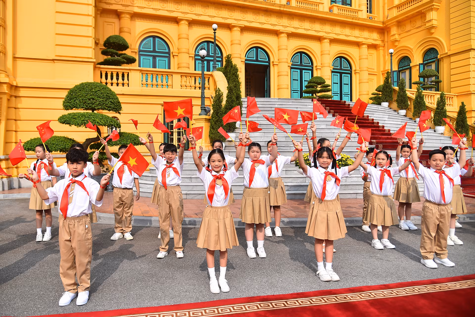 Thiếu nhi Thủ đô chào đón Thủ tướng Trung Quốc Lý Cường cùng đoàn đại biểu cấp cao tháp tùng đến thăm Việt Nam theo lời mới của Thủ tướng Phạm Minh Chính. Thiếu nhi Thủ đô chào đón Thủ tướng Trung Quốc Lý Cường cùng đoàn đại biểu cấp cao tháp tùng đến thăm Việt Nam theo lời mới của Thủ tướng Phạm Minh Chính.