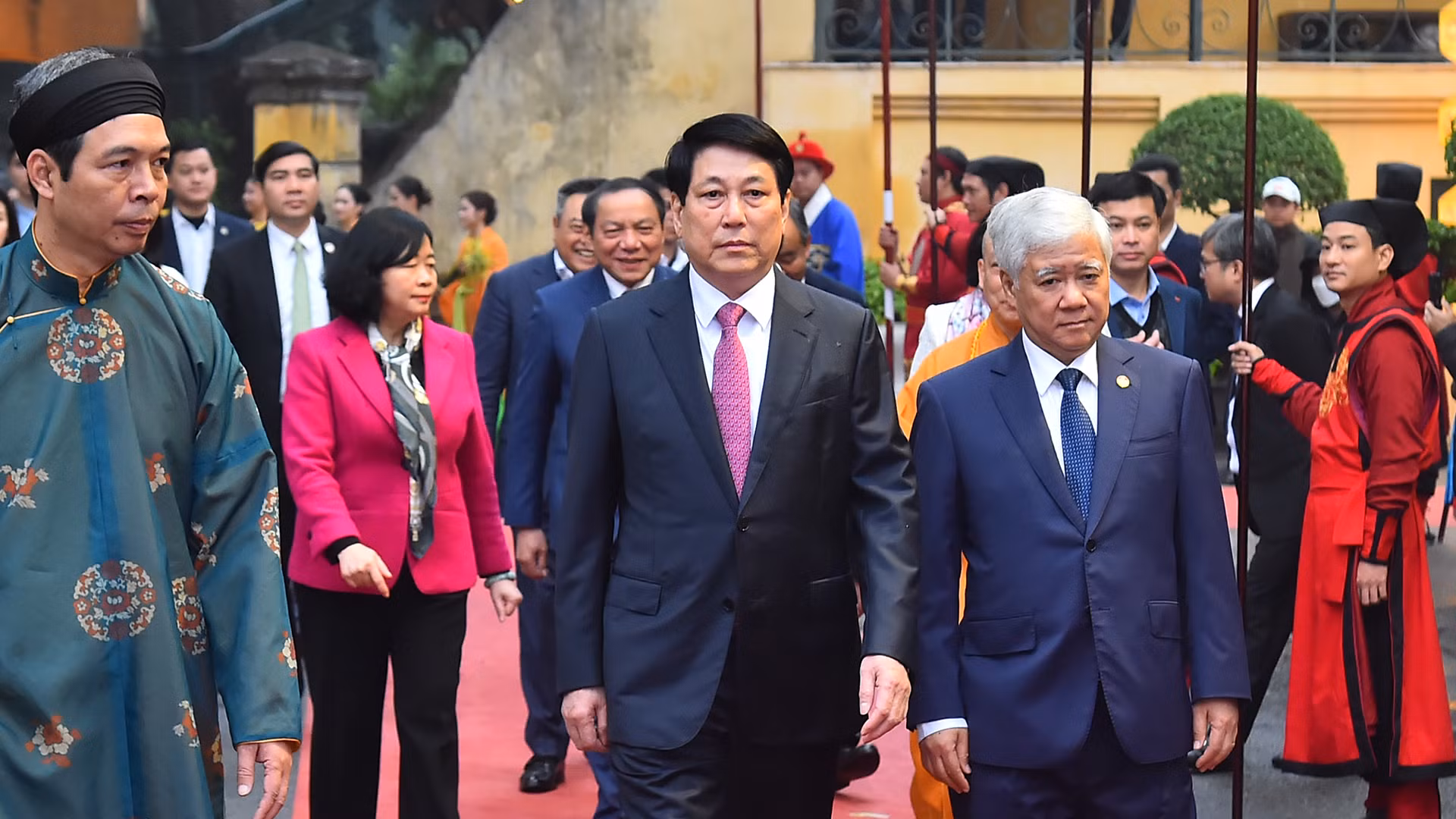 Chủ tịch nước Lương Cường cùng các đồng chí lãnh đạo Đảng, Nhà nước tới dự buổi Lễ dâng hương khai Xuân Ất Tỵ 2025.