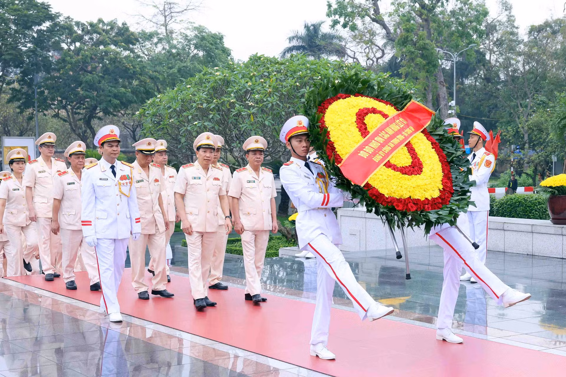 Đoàn đại biểu Đảng ủy Công an Trung ương - Bộ Công an đặt vòng hoa, tưởng niệm các Anh hùng liệt sĩ. Đoàn đại biểu Đảng ủy Công an Trung ương - Bộ Công an đặt vòng hoa, tưởng niệm các Anh hùng liệt sĩ.