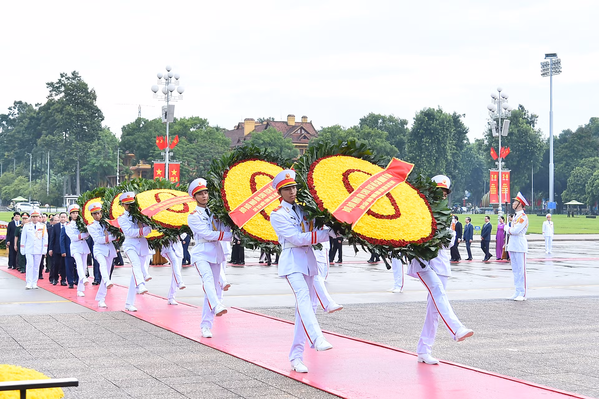 Vòng hoa của Đoàn mang dòng chữ “Đời đời nhớ ơn Chủ tịch Hồ Chí Minh vĩ đại”. Vòng hoa của Đoàn mang dòng chữ “Đời đời nhớ ơn Chủ tịch Hồ Chí Minh vĩ đại”.