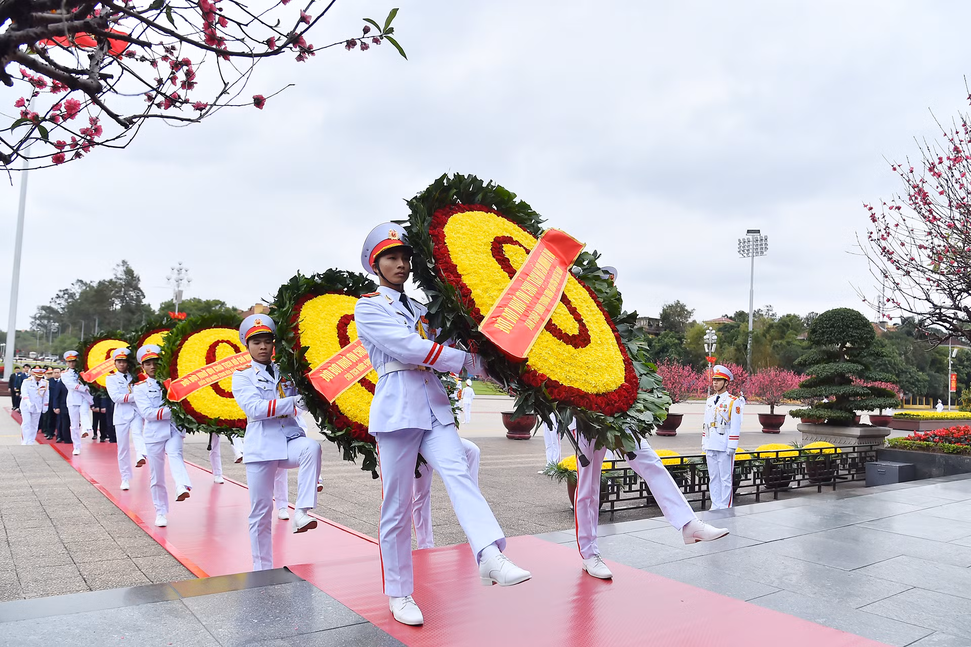 Vòng hoa của Ban Chấp hành Trung ương Đảng Cộng sản Việt Nam mang dòng chữ “Đời đời nhớ ơn Chủ tịch Hồ Chí Minh vĩ đại”.