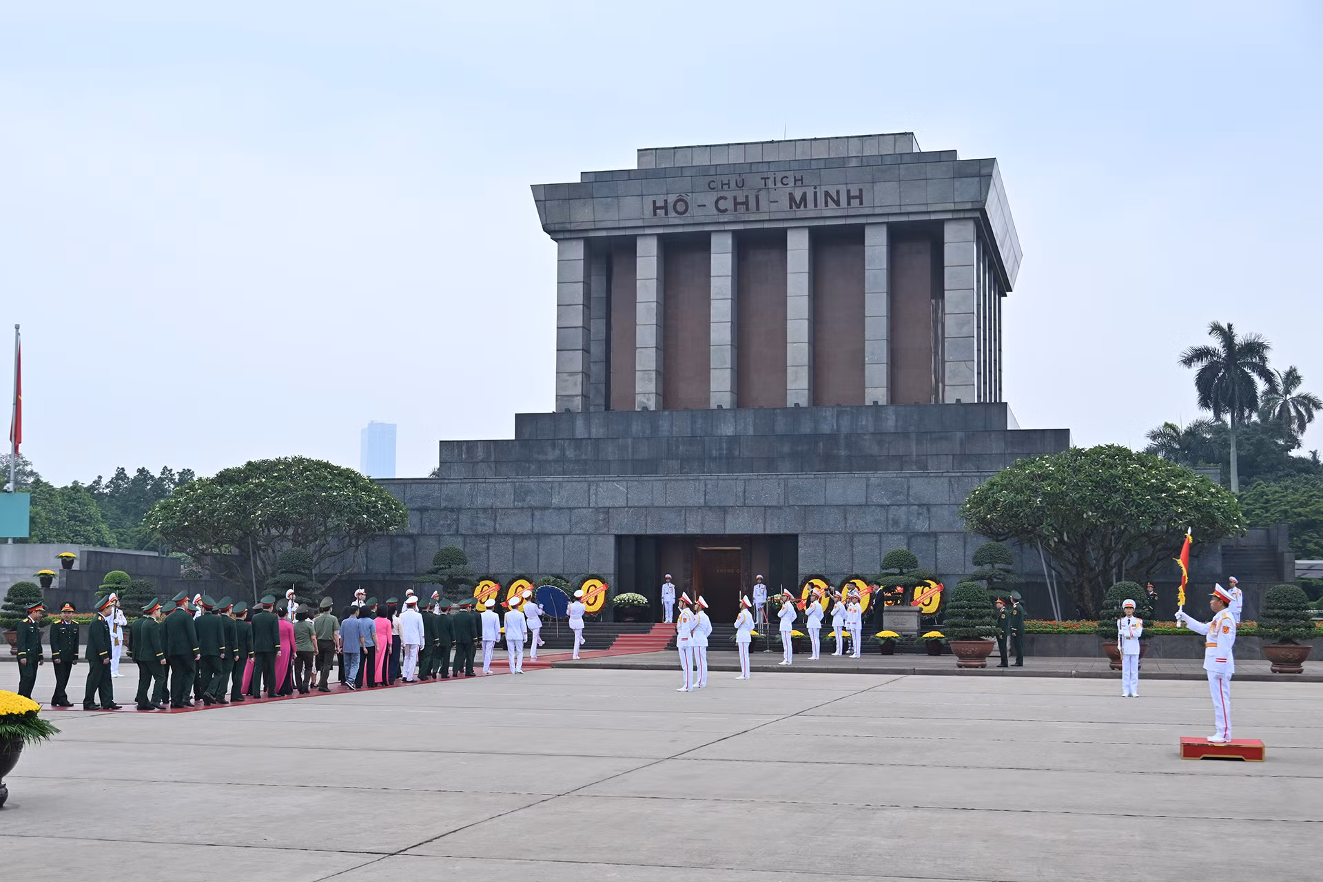 Quang cảnh lễ viếng Chủ tịch Hồ Chí Minh tại Quảng trường Ba Đình. Quang cảnh lễ viếng Chủ tịch Hồ Chí Minh tại Quảng trường Ba Đình.