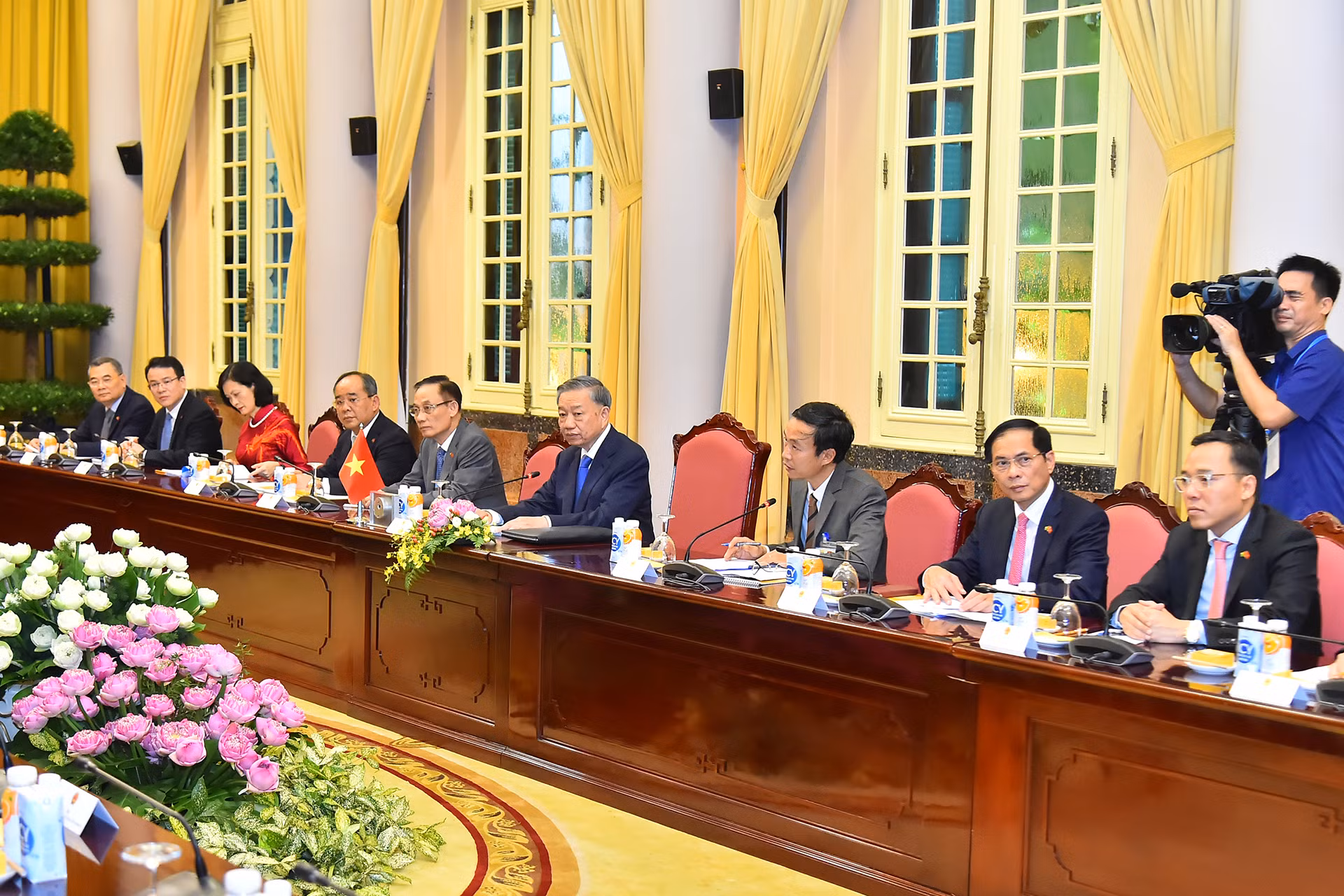 Tổng Bí thư, Chủ tịch nước Tô Lâm và các thành viên đoàn Việt Nam tham dự hội đàm.
