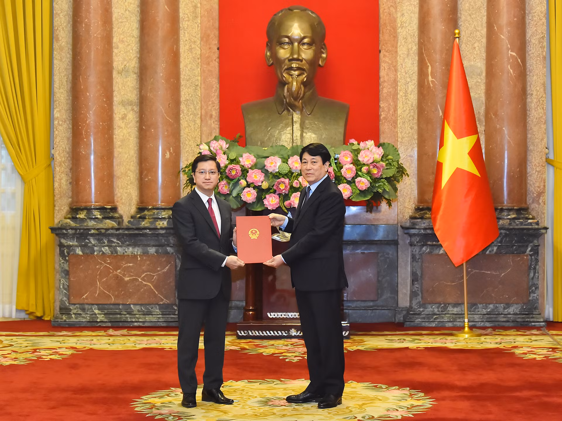 Chủ tịch nước Lương Cường trao Quyết định phong hàm Đại sứ nước Cộng hòa xã hội Chủ nghĩa Việt Nam bậc I cho Đại sứ đặc mệnh toàn quyền nước Cộng hòa xã hội Chủ nghĩa Việt Nam tại Cộng hòa Ấn Độ Nguyễn Thanh Hải. Chủ tịch nước Lương Cường trao Quyết định phong hàm Đại sứ nước Cộng hòa xã hội Chủ nghĩa Việt Nam bậc I cho Đại sứ đặc mệnh toàn quyền nước Cộng hòa xã hội Chủ nghĩa Việt Nam tại Cộng hòa Ấn Độ Nguyễn Thanh Hải.