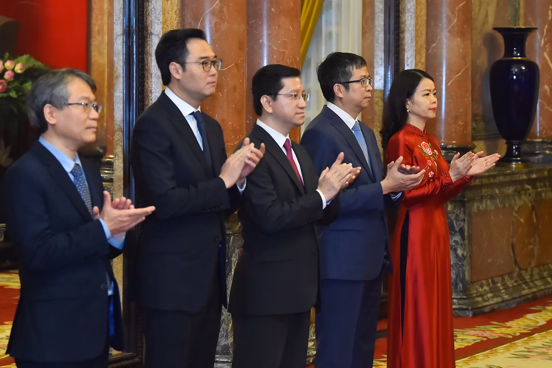 Thứ trưởng Bộ Ngoại giao Nguyễn Minh Hằng, Thứ trưởng Bộ Ngoại giao Phạm Thanh Bình cùng các đại biểu tại buổi lễ. Thứ trưởng Bộ Ngoại giao Nguyễn Minh Hằng, Thứ trưởng Bộ Ngoại giao Phạm Thanh Bình cùng các đại biểu tại buổi lễ.