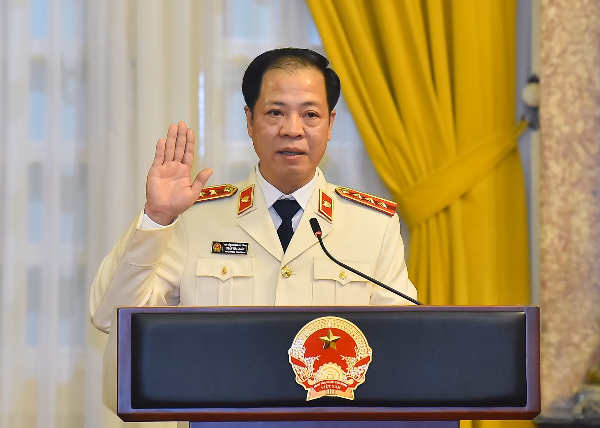 Phó Viện trưởng Viện Kiểm sát nhân dân tối cao Trần Hải Quân thay mặt các đồng chí được bổ nhiệm tuyên thệ nhậm chức.
