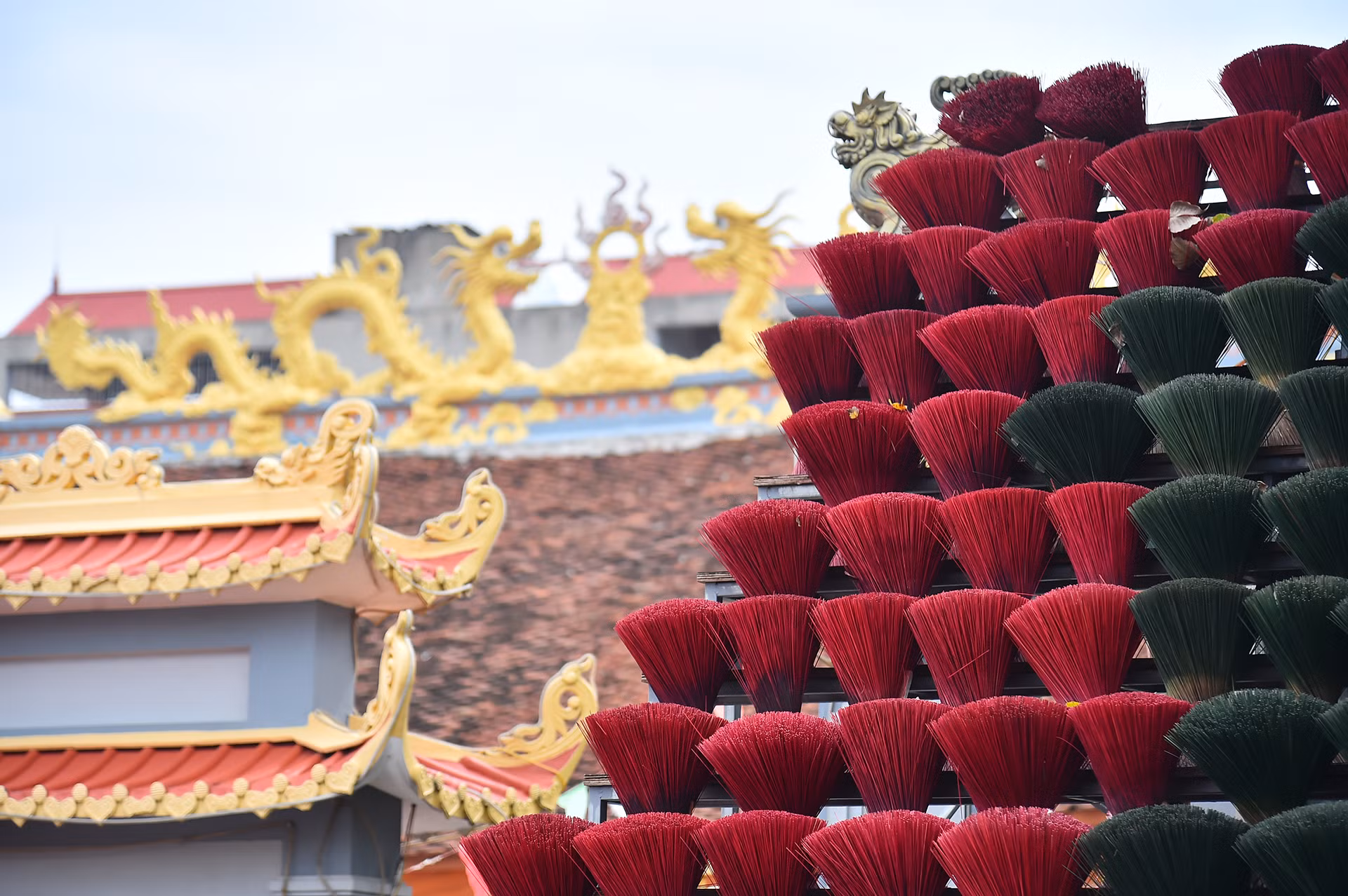 Để có được làng hương Quảng Phú Cầu như ngày nay là công sức của những người thợ lành nghề đã duy trì nghề truyền thống qua bao thế hệ. Từ một nghề làm trong lúc nông nhàn, tới nay, nghề làm tăm hương, làm hương đã trở thành một trong những nghề chính của xã và làng nghề là điểm đến hấp dẫn của khách du lịch trong và ngoài nước.
