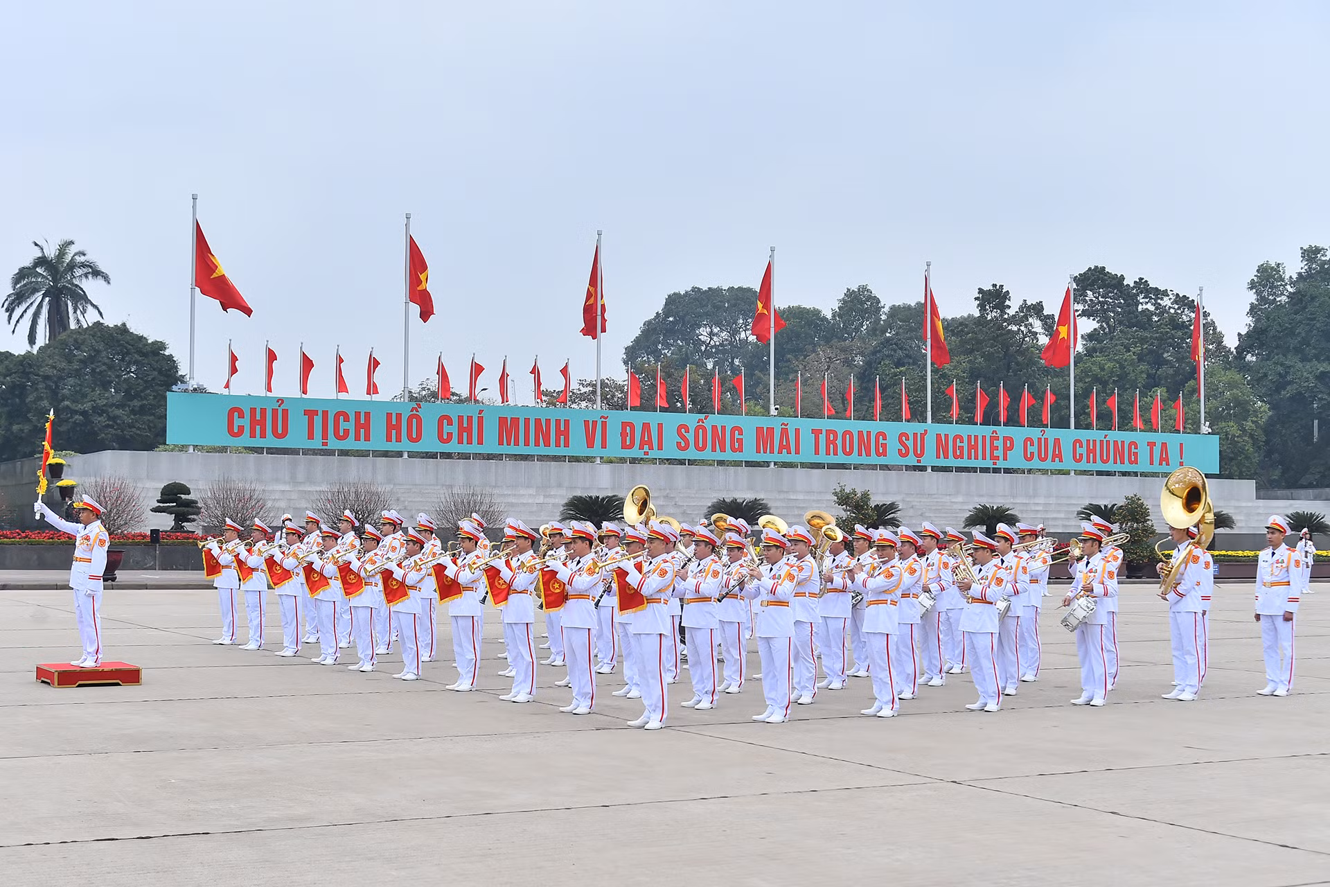 Đoàn Quân nhạc thực hiện nghi thức tại buổi lễ trên Quảng trường Ba Đình. Đoàn Quân nhạc thực hiện nghi thức tại buổi lễ trên Quảng trường Ba Đình.