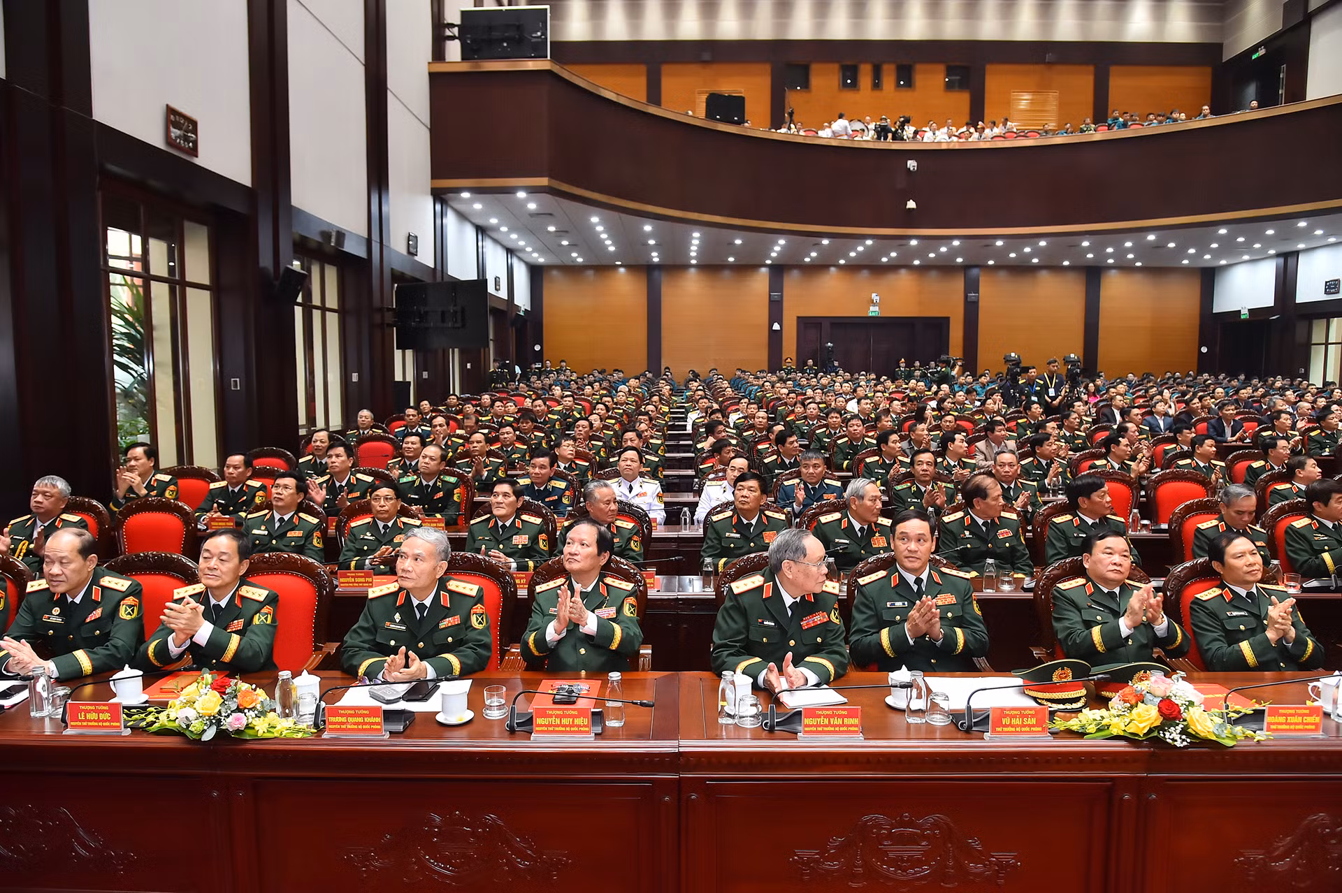 Các đồng chí lãnh đạo, nguyên lãnh đạo Bộ Quốc phòng và các đại biểu tại lễ kỷ niệm.