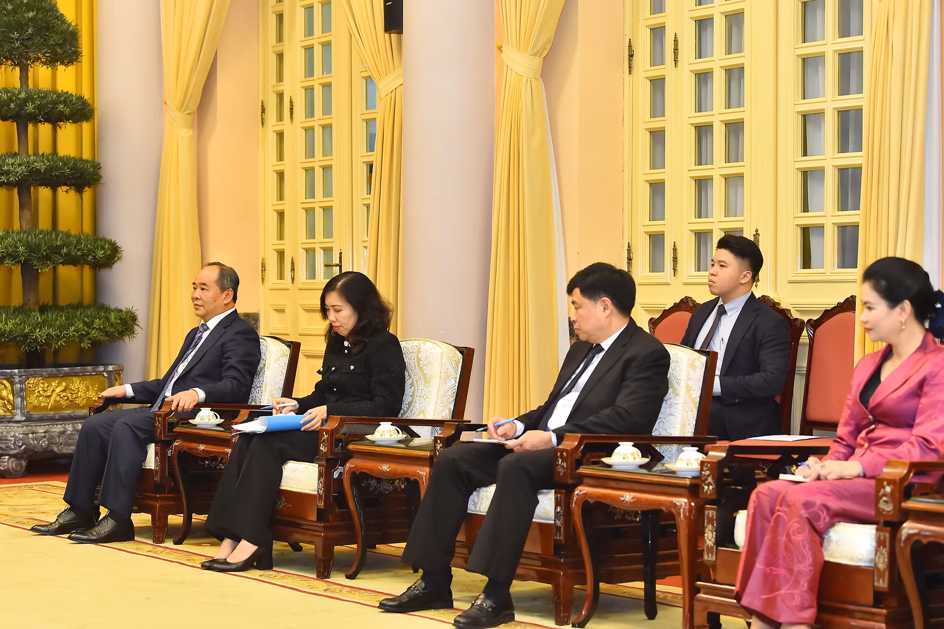 Các thành viên đoàn Việt Nam tham dự buổi tiếp.