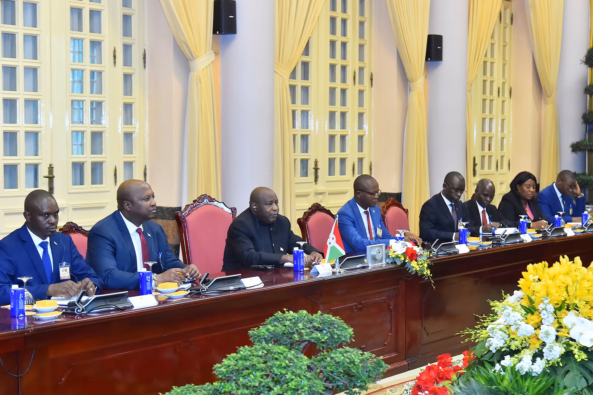 Tổng thống Burundi Évariste Ndayishimiye và các thành viên tháp tùng tại hội đàm.