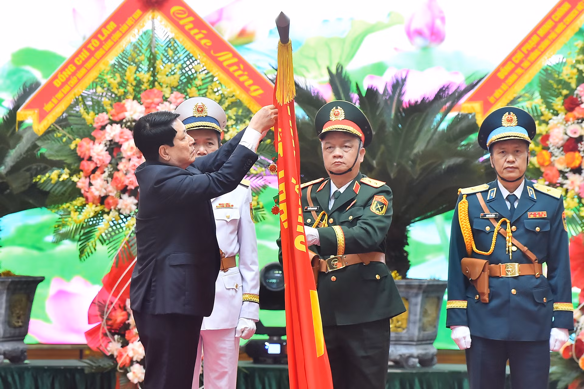 Chủ tịch nước Lương Cường gắn Huân chương Hồ Chí Minh tặng lực lượng dân quân tự vệ Việt Nam.