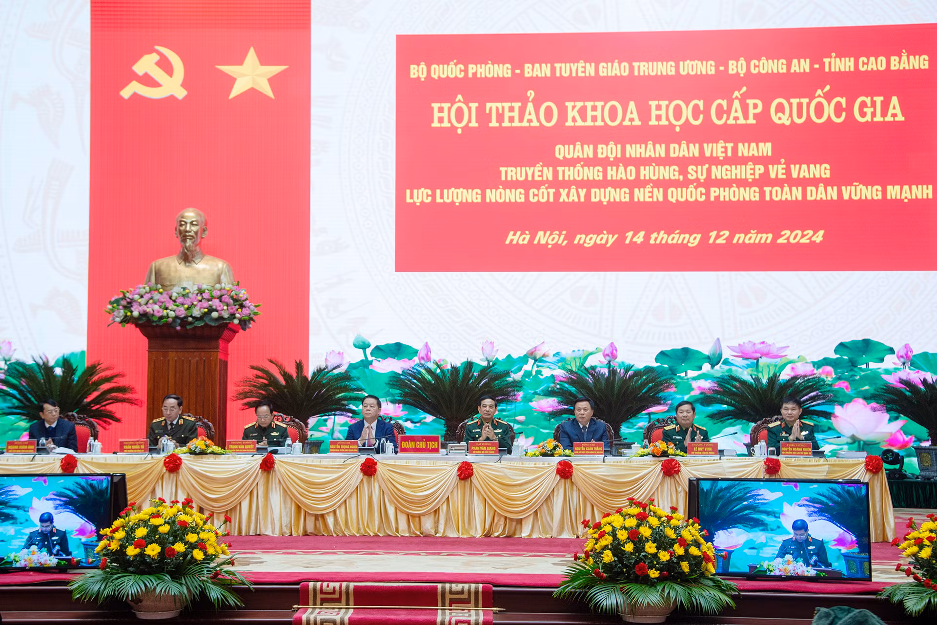Các đồng chí Đoàn Chủ tịch điều hành hội thảo. Các đồng chí Đoàn Chủ tịch điều hành hội thảo.