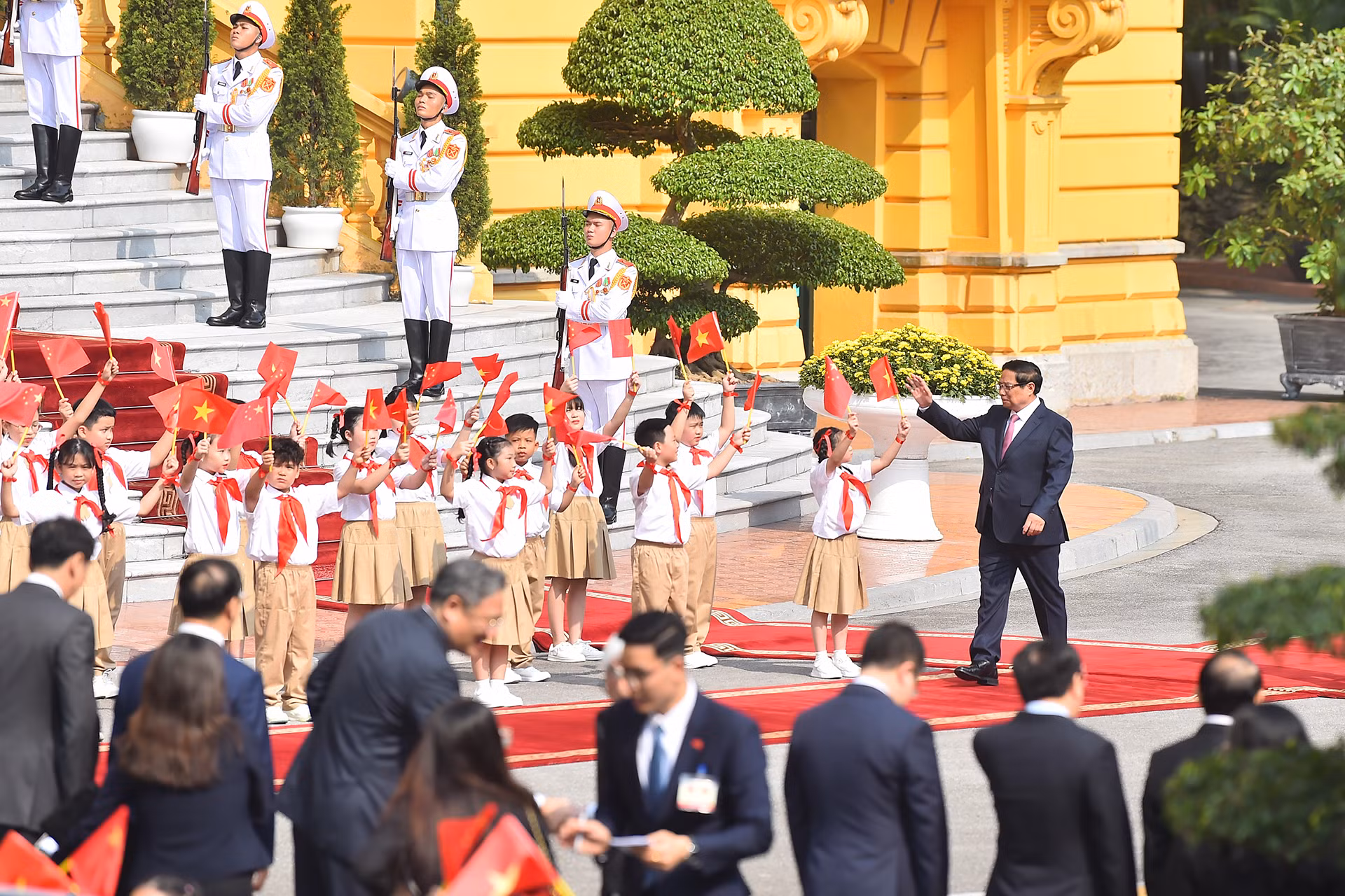 Thiếu nhi Thủ đô vẫy chào Thủ tướng Phạm Minh Chính. Thiếu nhi Thủ đô vẫy chào Thủ tướng Phạm Minh Chính.