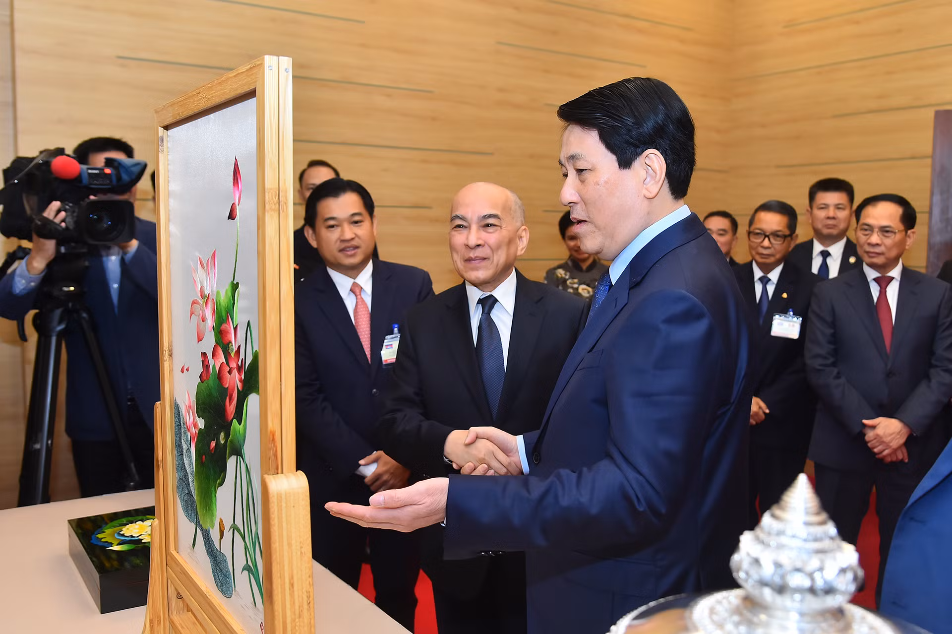 Chủ tịch nước Lương Cường và Quốc vương Campuchia Norodom Sihamoni trao tặng phẩm tại buổi chiêu đãi.