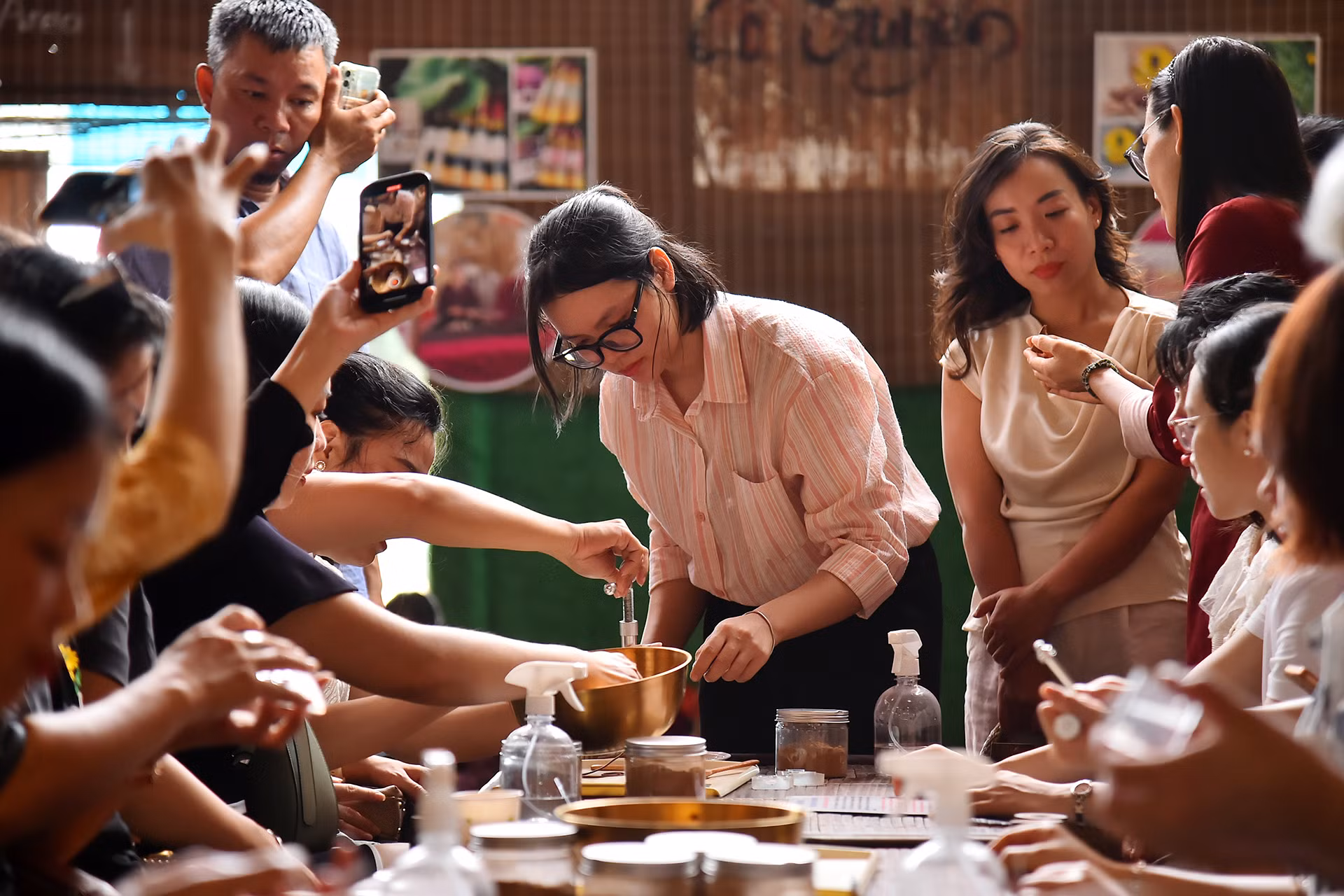 Tại đây, du khách sẽ được tìm hiểu về hương qua các bài thuyết minh Hương và Cuộc sống Người Việt; thuyết minh quy trình sản xuất Hương sạch truyền thống cũng như được tự tay trải nghiệm quy trình làm hương thủ công.
