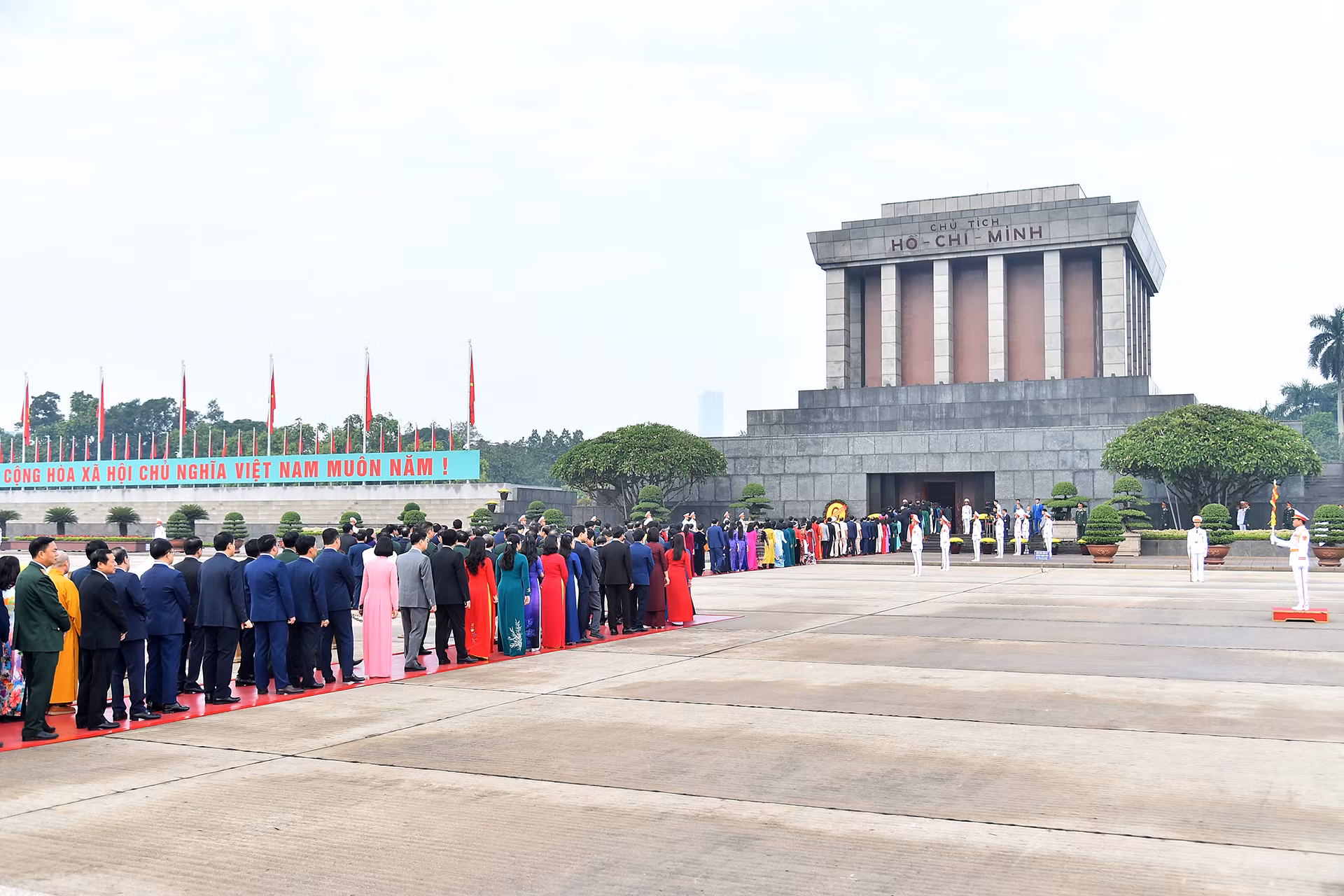 Quang cảnh lễ dâng hoa, vào Lăng viếng Chủ tịch Hồ Chí Minh của Đoàn đại biểu Quốc hội tại Quảng trường Ba Đình lịch sử. Quang cảnh lễ dâng hoa, vào Lăng viếng Chủ tịch Hồ Chí Minh của Đoàn đại biểu Quốc hội tại Quảng trường Ba Đình lịch sử.