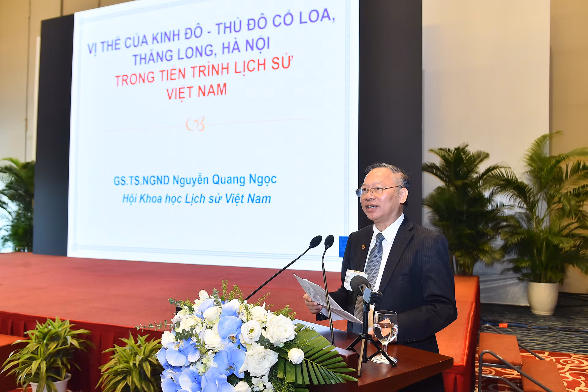 GS,TS, Nhà giáo Nhân dân Nguyễn Quang Ngọc trình bày tham luận "Vị thế của kinh đô-Thủ đô Cổ Loa, Thăng Long, Hà Nội trong tiến trình lịch sử Việt Nam" tại hội thảo.