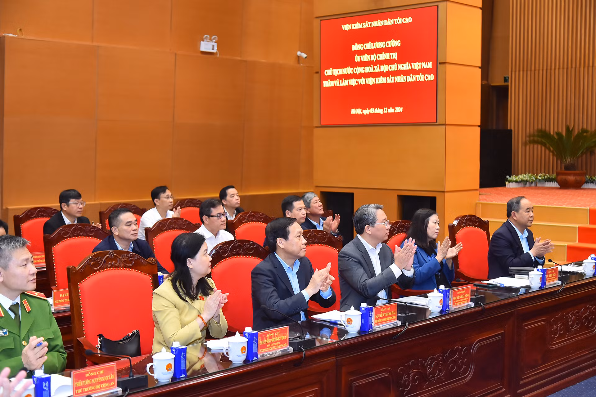 Các đại biểu tham dự buổi làm việc.