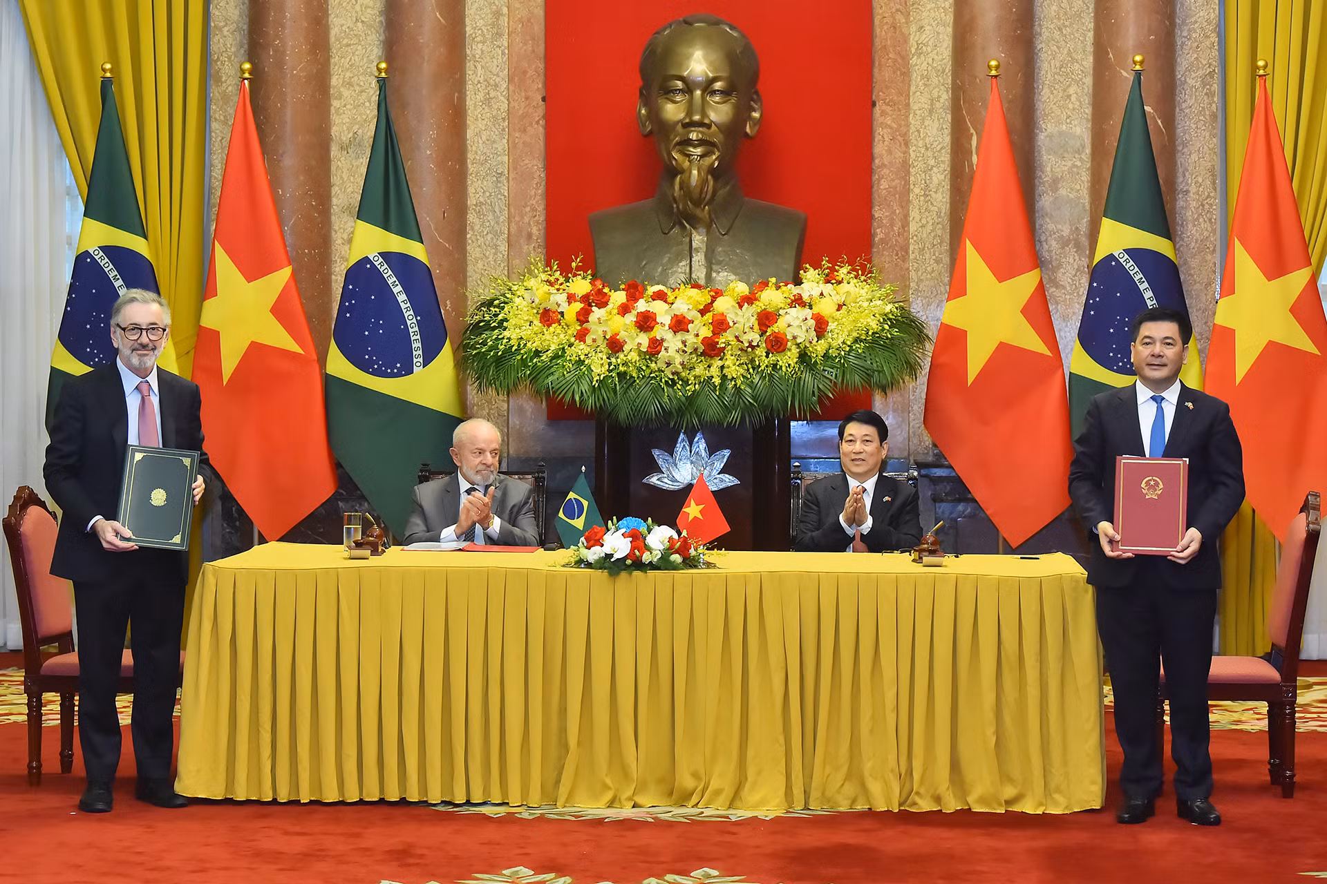 Chủ tịch nước Lương Cường và Tổng thống Brazil Luiz Inácio Lula da Silva chứng kiến lễ trao biên bản ghi nhớ thành lập Tổ công tác thúc đẩy hợp tác thương mại và công nghiệp giữa Bộ Công thương nước Cộng hòa xã hội chủ nghĩa Việt Nam và Bộ Phát triển Công nghiệp, Thương mại và Dịch vụ nước Cộng hòa Liên bang Brazil.