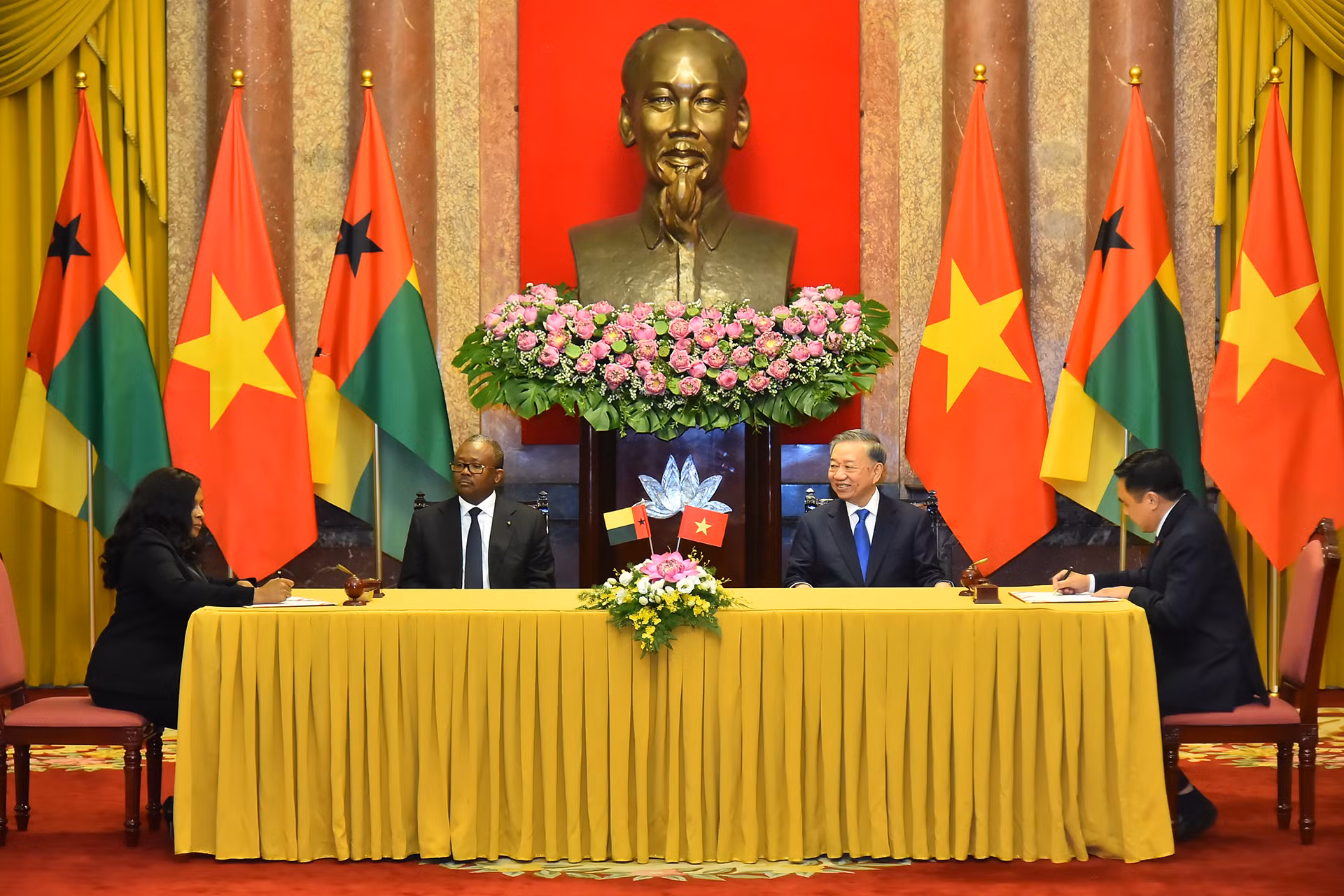Tổng Bí thư, Chủ tịch nước Tô Lâm và Tổng thống Cộng hòa Guinea-Bissau Umaro Sissoco Embaló chứng kiến lễ ký Bản ghi nhớ về hợp tác nông nghiệp giữa Bộ Nông nghiệp và Phát triển Nông thôn nước Cộng hoà xã hội chủ nghĩa Việt Nam và Bộ Nông nghiệp, Lâm nghiệp và Phát triển nông thôn Cộng hòa Guinea-Bissau.