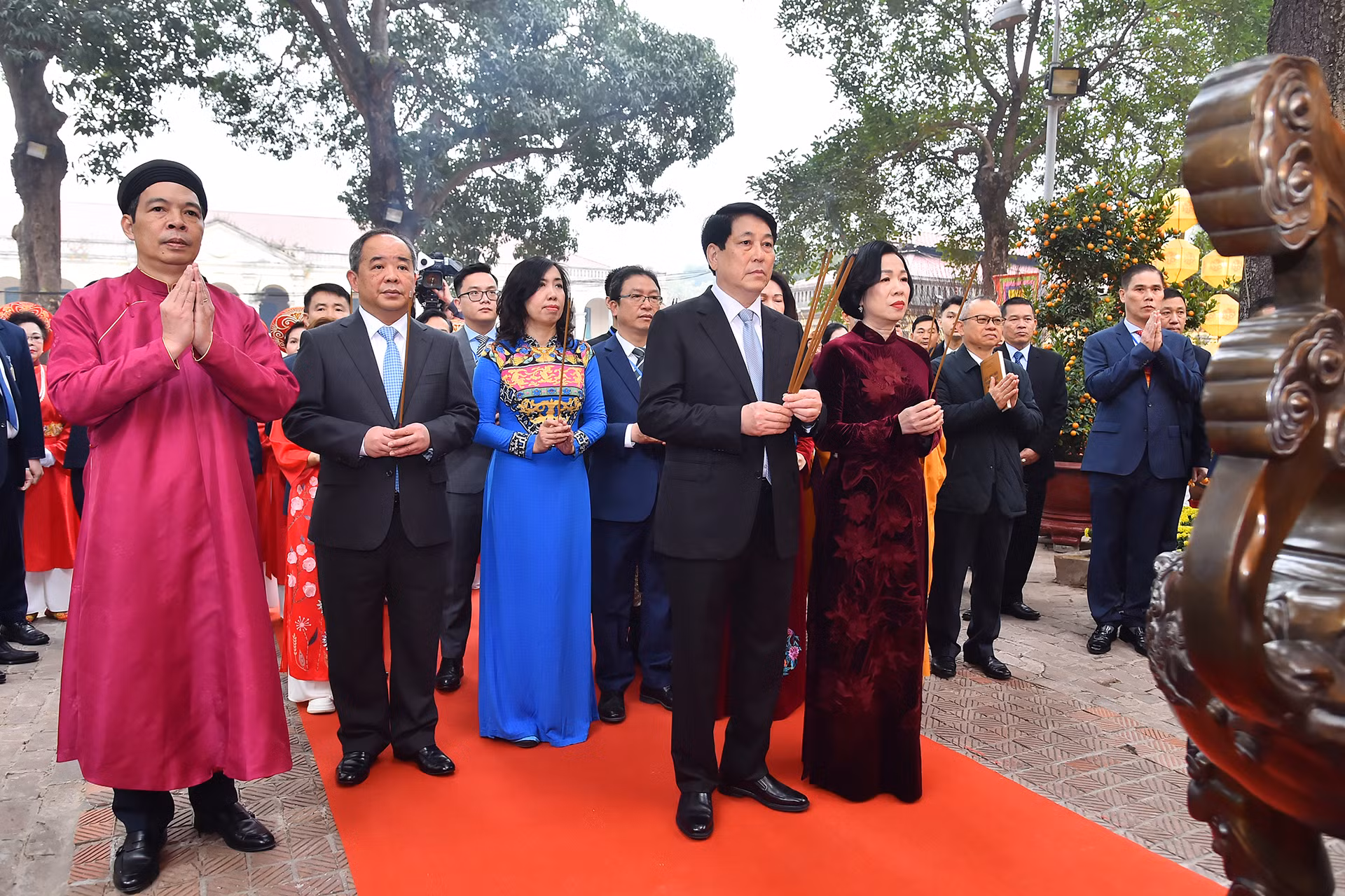 Chủ tịch nước Lương Cường và Phu nhân cùng các đại biểu kiều bào dâng hương tại Điện Kính Thiên trong Khu di tích Hoàng Thành Thăng Long. Chủ tịch nước Lương Cường và Phu nhân cùng các đại biểu kiều bào dâng hương tại Điện Kính Thiên trong Khu di tích Hoàng Thành Thăng Long.
