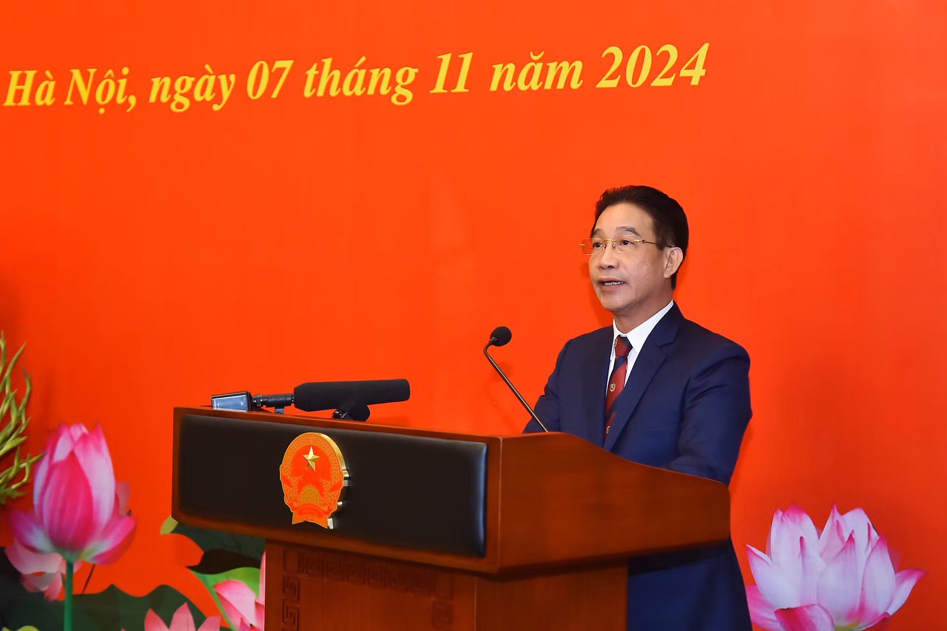 Phó Chủ nhiệm Văn phòng Chủ tịch nước Phạm Thanh Hà đọc quyết định của Đảng ủy Khối các Cơ quan Trung ương về việc trao Huy hiệu 30 năm tuổi đảng, tặng Phó Chủ tịch nước Võ Thị Ánh Xuân.