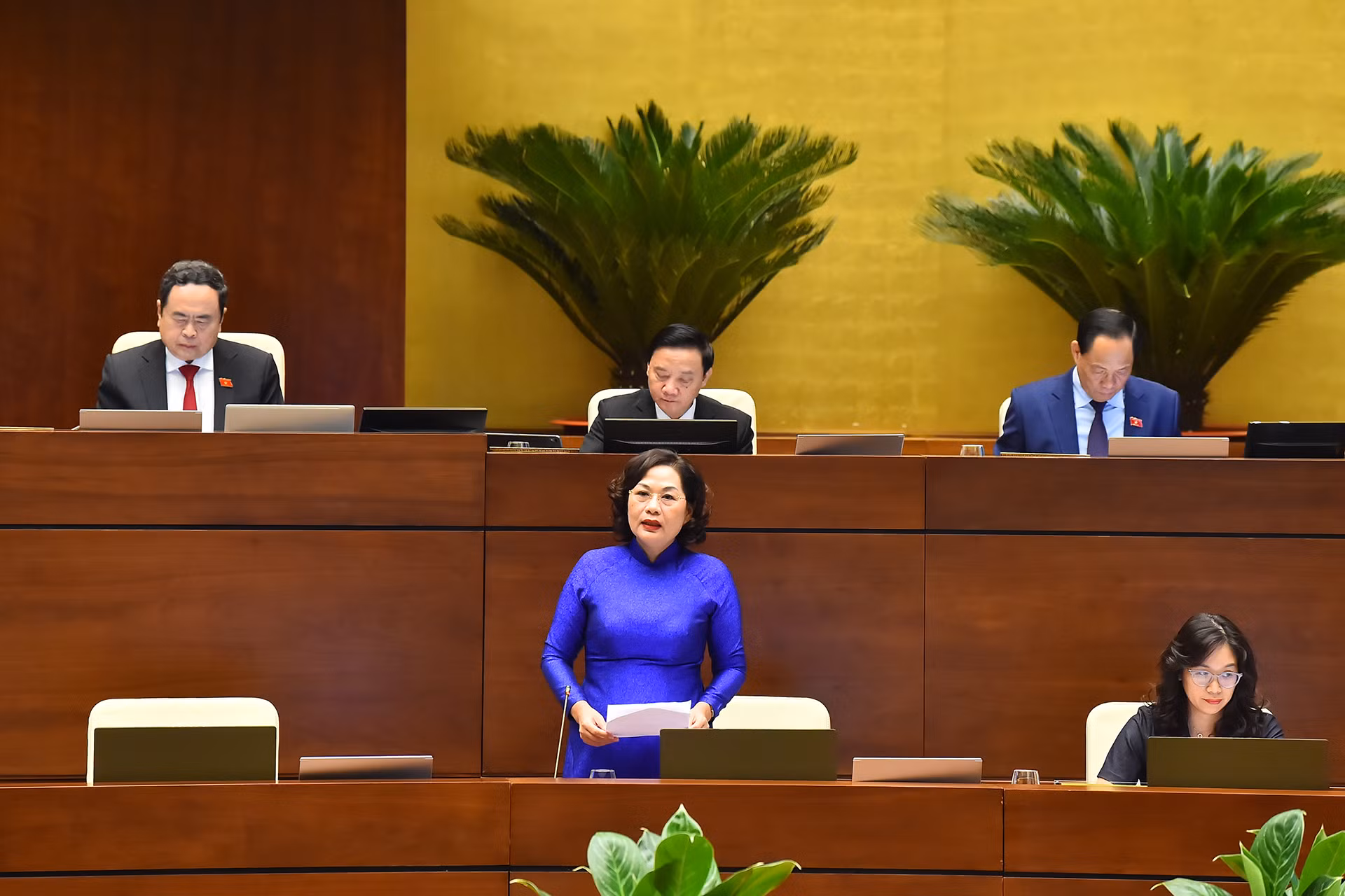 Thống đốc Ngân hàng Nhà nước Việt Nam Nguyễn Thị Hồng là vị trưởng ngành đầu tiên đăng đàn trả lời chất vấn.
