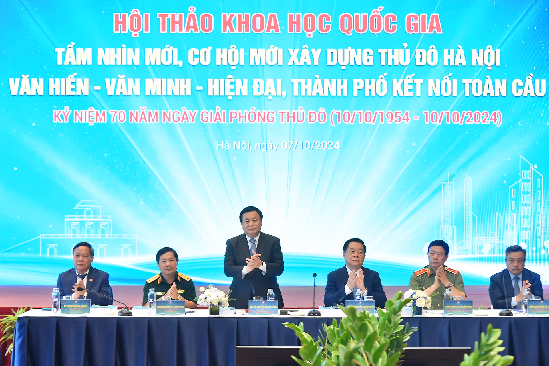 Các đồng chí lãnh đạo Đảng, Nhà nước, Bộ Quốc phòng, Bộ Công an và thành phố Hà Nội tại Hội thảo khoa học quốc gia “Tầm nhìn mới, cơ hội mới xây dựng Thủ đô Hà Nội văn hiến-văn minh-hiện đại, thành phố kết nối toàn cầu”.