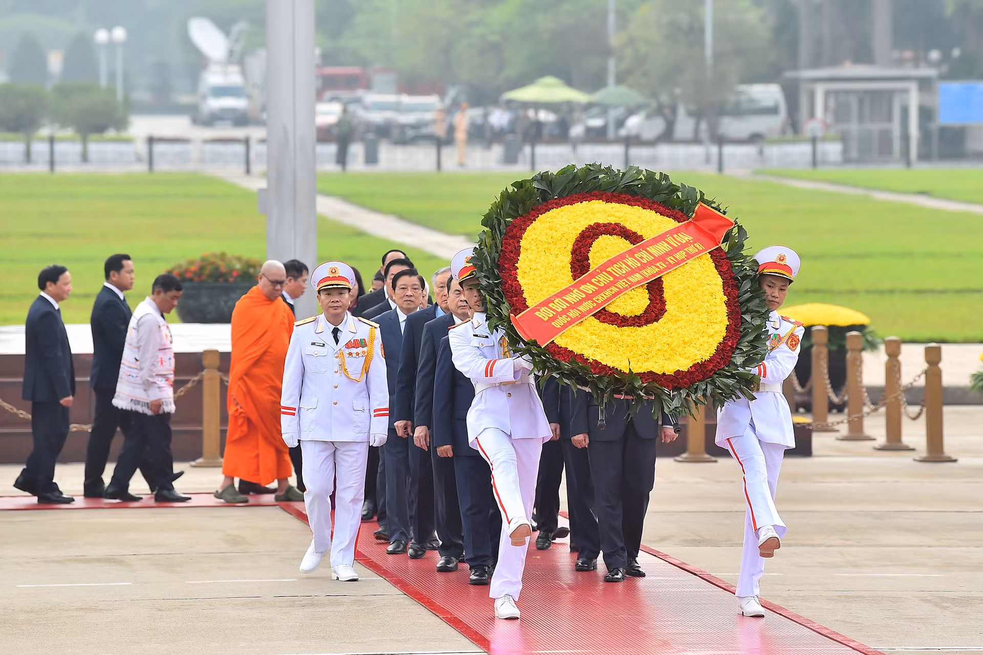 Các đồng chí lãnh đạo Đảng, Nhà nước cùng các đại biểu Quốc hội vào Lăng viếng Chủ tịch Hồ Chí Minh. Vòng hoa của đoàn mang dòng chữ “Đời đời nhớ ơn Chủ tịch Hồ Chí Minh vĩ đại - Quốc hội nước Cộng hòa xã hội chủ nghĩa Việt Nam khóa XV - Kỳ họp thứ 8”. Các đồng chí lãnh đạo Đảng, Nhà nước cùng các đại biểu Quốc hội vào Lăng viếng Chủ tịch Hồ Chí Minh. Vòng hoa của đoàn mang dòng chữ “Đời đời nhớ ơn Chủ tịch Hồ Chí Minh vĩ đại - Quốc hội nước Cộng hòa xã hội chủ nghĩa Việt Nam khóa XV - Kỳ họp thứ 8”.