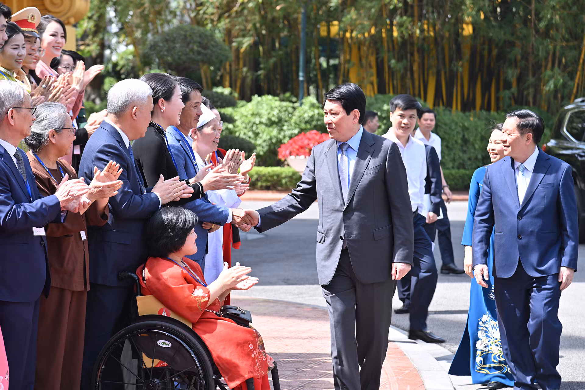 Chủ tịch nước Lương Cường với các điển hình tiêu biểu Chương trình Việc tử tế và các đại biểu tại buổi gặp mặt.