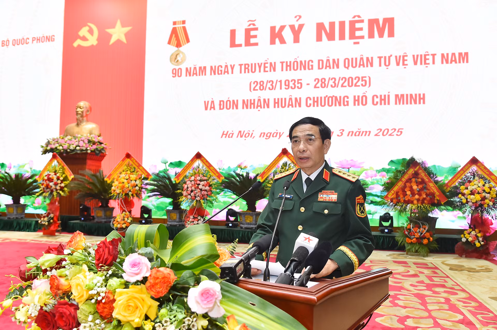 Bộ trưởng Quốc phòng Phan Văn Giang trình bày diễn văn tại lễ kỷ niệm.