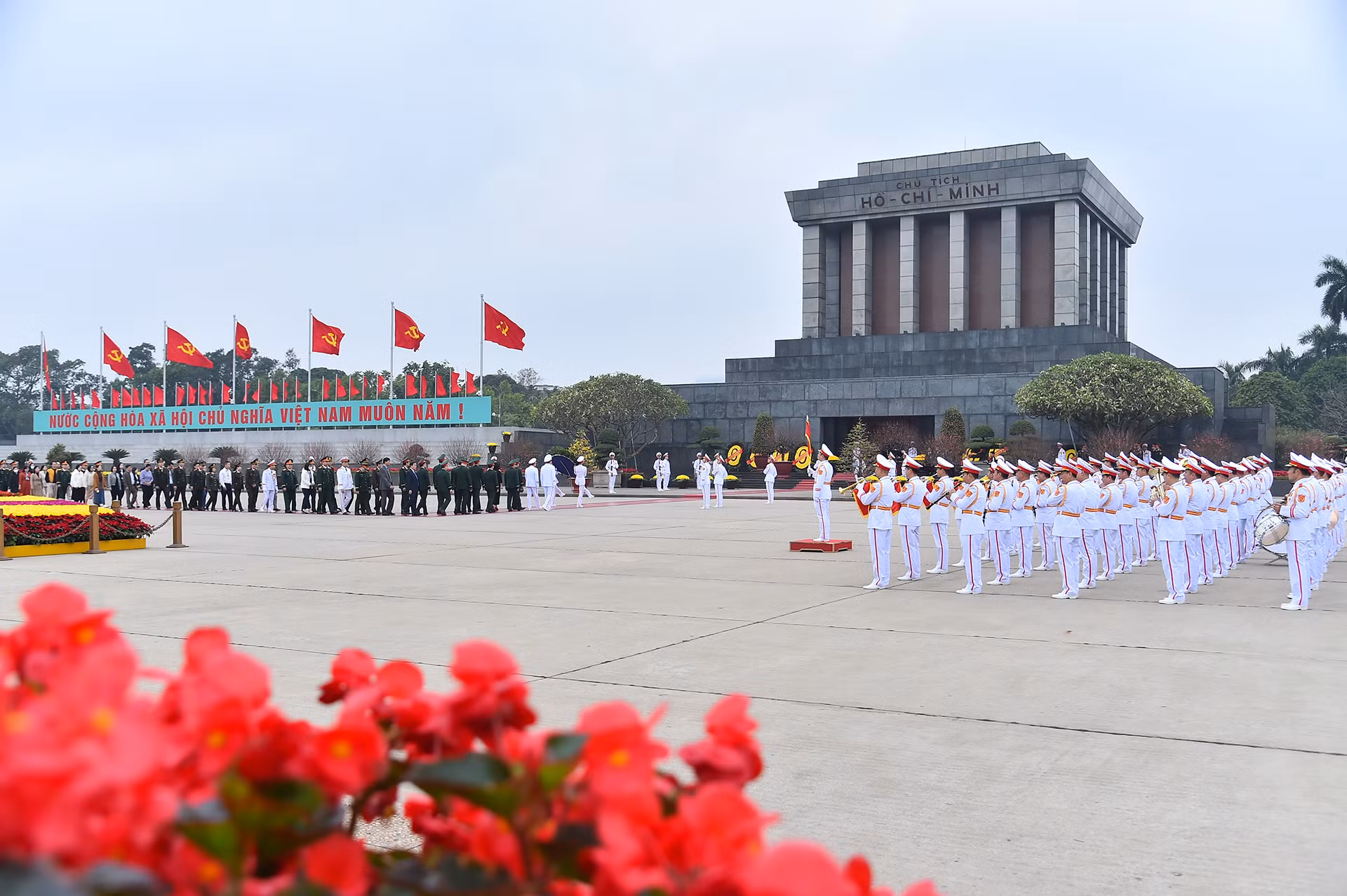 Quang cảnh lễ viếng Chủ tịch Hồ Chí Minh tại Quảng trường Ba Đình. Quang cảnh lễ viếng Chủ tịch Hồ Chí Minh tại Quảng trường Ba Đình.